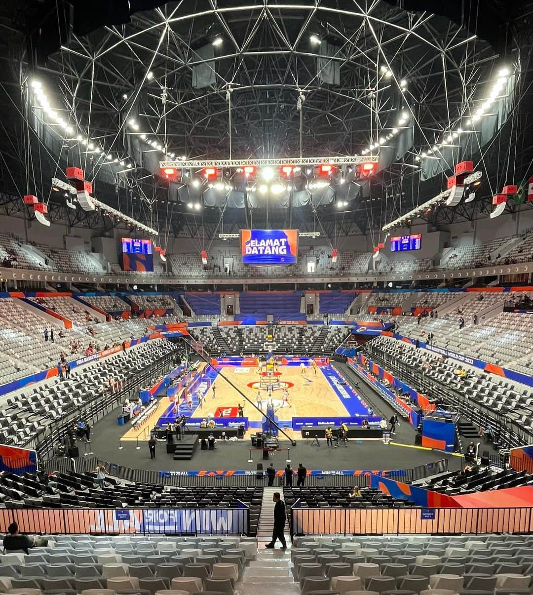 石田剛規さんのインスタグラム写真 - (石田剛規Instagram)「FIBA World Cup 2023 in Jakarta 🇮🇩  今回は コーチとして国際大会視察 / GMとしての海外選手の視察 / インドネシアアリーナ視察 / 横浜エクセレンス @yokohamaexcellence_official 所属、現ラトビア代表🇱🇻のCavars  @klavscavars の応援に。  先週のManila🇵🇭の次は Jakarta 🇮🇩へ。その間に、国内でも移動をしていたから、この10日間程の移動距離が多く、腰や首が心配ですが、充実した時間となりました。  2次ラウンドの試合は想像以上の見応え。  ラトビア🇱🇻はスペイン🇪🇸&ブラジル🇧🇷に勝利しましたが、 スキルやフィジカルだけでなく。 役割を遂行する精度、ハードワーク、ZONEへの対応、DFEの仕掛け、シュートの精度、フリースローの集中力…何をとっても素晴らしかった。  世界ランク1位の🇪🇸を倒す理由を現地で感じる事が出来、学びとなりました。  沖縄では日本代表🇯🇵も快挙を成し遂げました。その場にも居たかったですが、外に出て、世界最高峰の選手、戦術、試合を肌で感じる事が出来たことはとても良い経験となりました。  ブラジル🇧🇷代表の2人はB League と契約も結んでいます。今大会で観た多くの選手も、いつか日本でプレイをするかもしれません。  日本のバスケ界、勿論横浜エクセレンスも、そういった選手が行きたいと感じる様な場所に、クラブに、更に成長をしていければと思いますし、GMとしても各国の選手や動向を常に更新する必要があると実感しました。  明日からはアンゴラ代表🇦🇴を率いていたPepが合流し、いよいよ本格的なチーム作りが始まります。  7月から8月に、ハードな練習とコンセプトの落とし込みをしてくれた選手と、AC陣やストレングスコーチ、トレーナー、マネージャーのおかげで、チームが仕上がる準備は出来ています。  2023-24シーズン開幕に向けて、そして目標を達成するために、フロントスタッフも皆動いてくれています。  開幕まであと1ヶ月程。 World Cupはまだ続きますが、 B league も日本代表の勢いそのままに盛り上げていきたい！  #yokohamaexcellence #fibawc2023 #bleague #横浜エクセレンス」9月4日 14時05分 - takakishida31