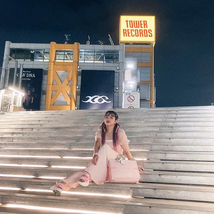 森崎アリスのインスタグラム：「💖💖💖💖💖💖💖💖  映えるときいて お仕事終わりに 撮ってもらいました😂  まだまだダイエット中だけど 写真に残しておくの 大事だなぁって思った一枚。 ちょっとは痩せたかしら。  療養期間明けで 元気かって言われたら まだ回復はしてないのですが 生存確認として載っけときます。  #渋谷 #shibuya #タワレコ #映えスポット #宮下パーク #pink #pinkhair #fyp #ピンク星人 #moriari」