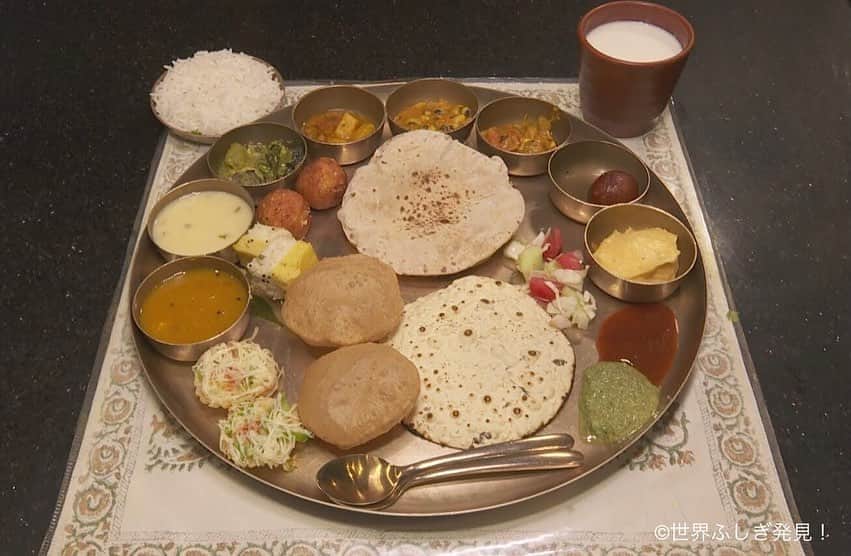 TBS「世界ふしぎ発見！」さんのインスタグラム写真 - (TBS「世界ふしぎ発見！」Instagram)「インドと言えば… やっぱり #カレー🍛👨🏽‍🍳☀️   今回訪れた #グジャラート州 で 愛されるカレーは インドでは珍しく…味付けが甘め！！🍬  グジャラート・ターリー(定食)なら 種類も豊富✨で 辛い物が苦手な人にもお勧め！ インドに行った際は 是非食べてみてくださいね👀🎶  #そしてすごく囲まれる。   #ふしぎ発見　#インド #インドカレー　 #スパイスカレー #カレー好きな人と繋がりたい  #インド好きな人と繋がりたい  #curry #indiancurry」9月5日 18時00分 - fushigi_hakkenad