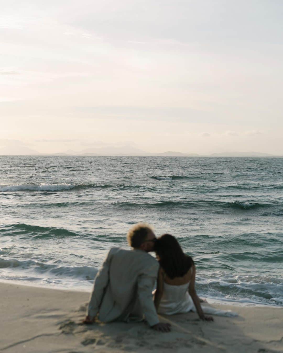 イプシー・キーラティのインスタグラム：「20 days to our wedding . . 🤍 :))」