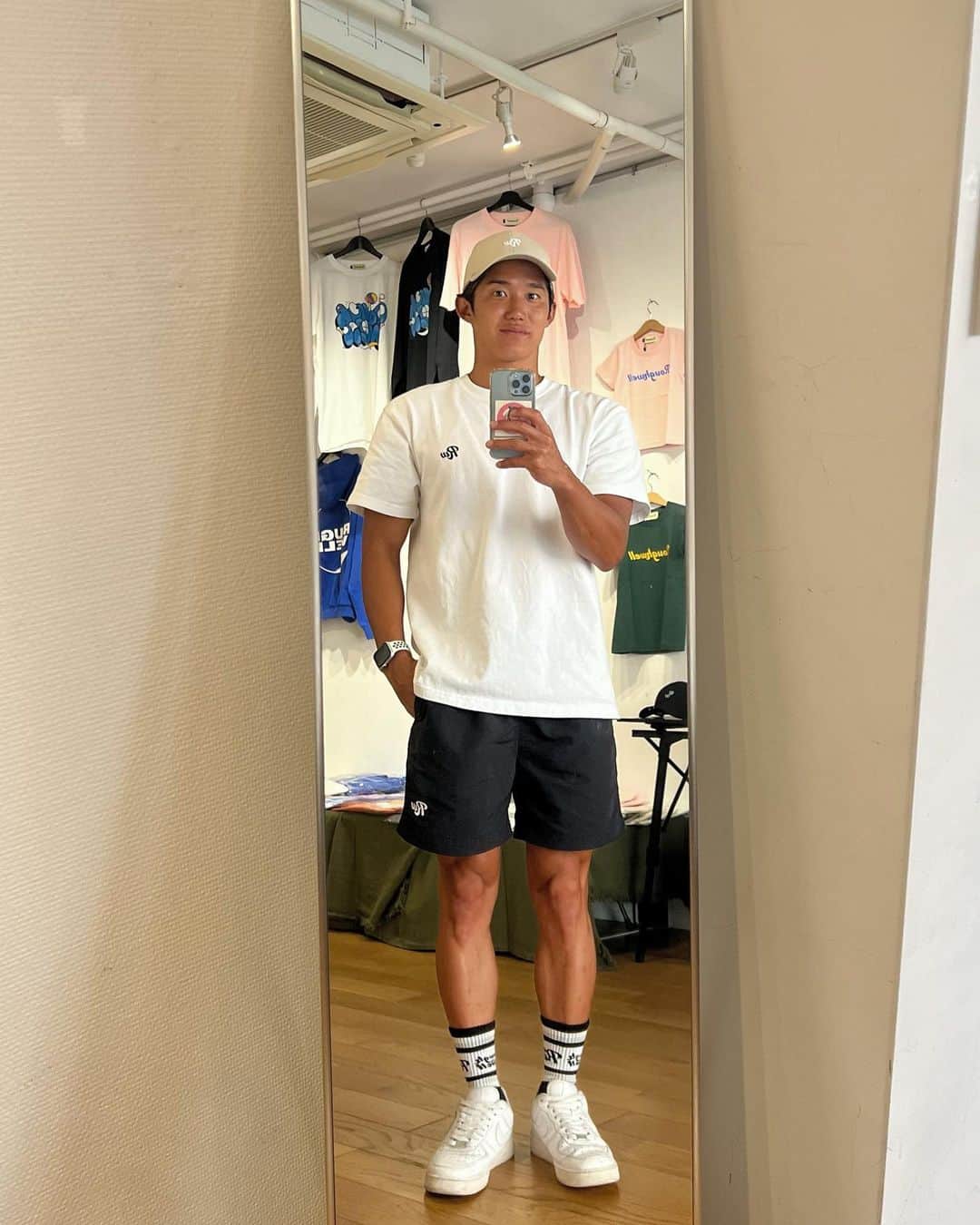 荒井陸のインスタグラム：「Rough Wellポップアップ🟢⚪️  たくさんのご来場ありがとうございました。皆さんとお会いして、お言葉を頂くことで、より一層競技も頑張ろうと思えます。 いつもありがとうございます。  今回はたくさんの方のご協力があり、このポップアップを開催することができました。関係者の方々ありがとうございました。  @bihibi_jp , @swagbike_official , @frutafruta_official   何かに挑戦することは勇気がいるし、上手くいくことも少ないけど、コツコツとやればいつか大きくなるって思いながら、これからもRough Wellと一緒に大きくなれたらいいなと思います。  また11月に🤩👋」