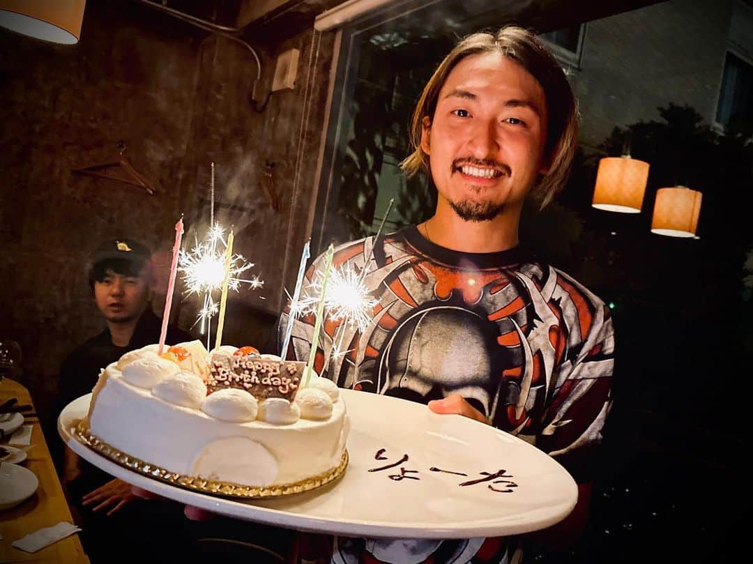 Tomoyaのインスタグラム：「りょーた、誕生日おめでとう☺️  いつもありがとう✨ 楽しい34歳になりますように😎✌️  #happybirthday #この後 #🎂」