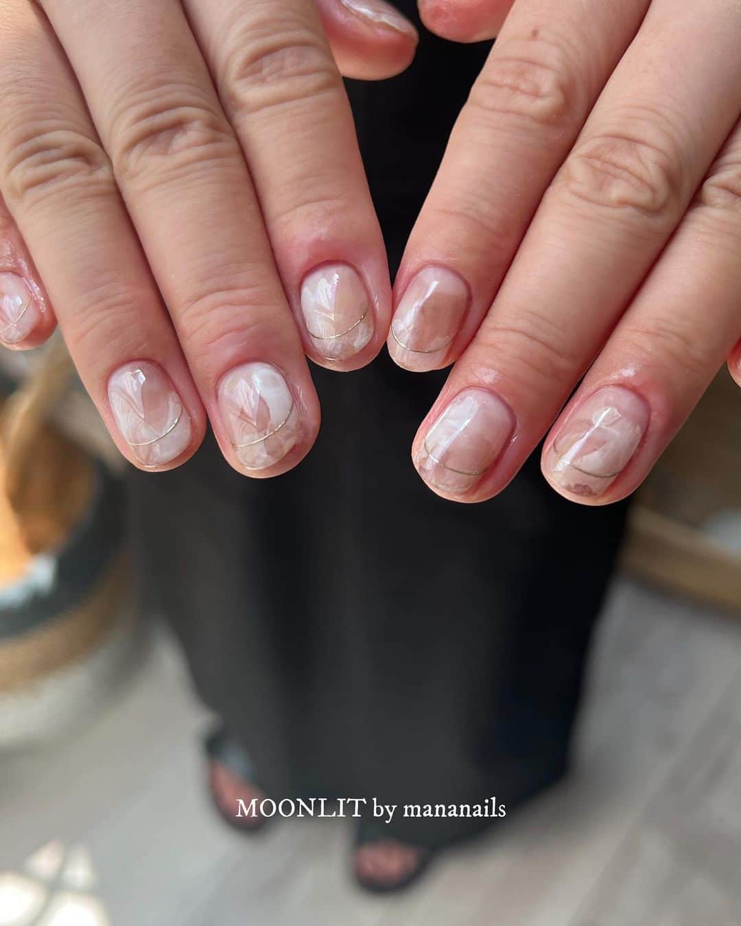 mananailsのインスタグラム：「skin nuance × gold  秋を意識される方が増えてきました☺️🍂 とは言えまだまだ暑いのでサンダルでもokな様に フットも秋カラーおすすめです🤎  Hand＆Foot 2枠予約用メニューが出来たので 1日で連続でやりたい方はご予約時にご選択ください😉  ☾Hand 90min + Foot 90min」