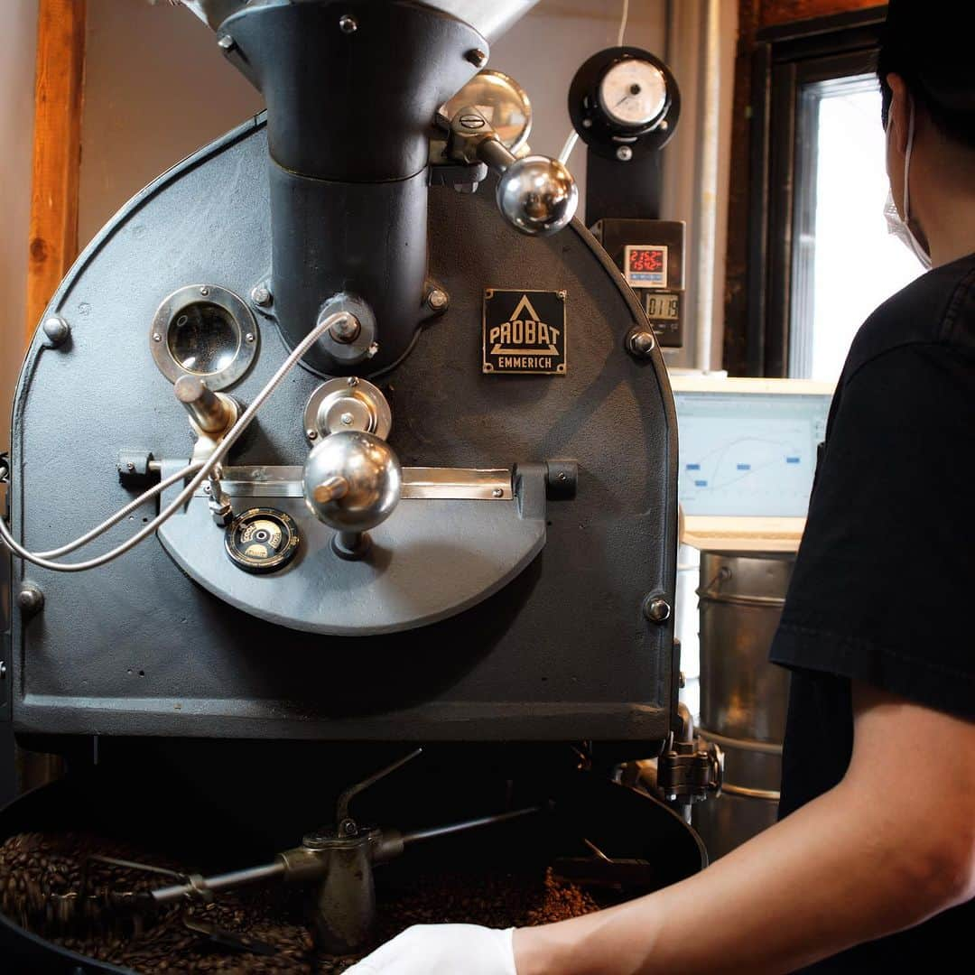 Mel Coffeeさんのインスタグラム写真 - (Mel CoffeeInstagram)「こんにちは！ いつもMel Coffee Roastersをご利用いただき ありがとうございます☁️  8月分の定期便が発送されました！ お手元に届いたか，届く頃か のあたりではないでしょうか。  200g 400g 600g スペシャル400g の方々は3センチ幅の梱包なのでポスト投函。 それ以外の方々はゆうパックでの配送となります。  今回のお豆もとってもとっても良い、 早く飲んでほしいなあとパッキングするたびに思っています☕️  9月分も引き続き受付中。 今月は何のお豆になるのでしょう，お楽しみに☺️⭐️  今日は定休日ですのでしっかりチャージして また明日お会いしましょう🌻🌻  平日10:00-18:00 土日祝 11:00-18:00 でお待ちしております🤞🏻 (月曜日はおやすみ😴)  #melcoffeeroasters #osaka #specialtycoffee #coffee #pourover #coffeestand」9月4日 14時31分 - melcoffeeroasters