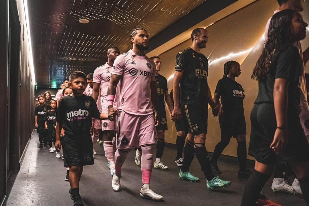 デアンドレ・イェドリンさんのインスタグラム写真 - (デアンドレ・イェドリンInstagram)「An important win in LA! Step by step.. 🚶🏽‍♂️ @intermiamicf」9月4日 14時32分 - yedlinny