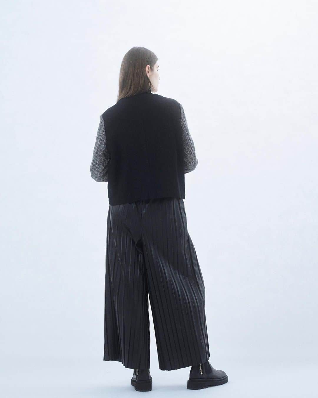 ZUCCa official Instagramさんのインスタグラム写真 - (ZUCCa official InstagramInstagram)「… AUTUMN-WINTER 2023  ウールとコットンをブレンドさせ、ヴィンテージ調で味のある表情に仕上げた"ウールコットン縮絨"。ポケットと後ろ見頃にそれぞれ異素材ドッキング施したノーカラージャケットは、カットソーやニットのインナーを着用できるよう身幅を調整しつつ、女性らしいコンパクトなシルエットに仕立てました。モノトーンのボトムスを合わせて、大人のクラシカルモードなスタイリングがおすすめ。  _ Fulled Wool Cotton Jacket ZU33FC139  PU Leather Pleated Pants ZU33JF089 _ @zucca_staff #newarrivals #spring#summer #2023 #aw23#collection #fashion #tokyo#japan#ootd #zucca #zuccatokyo #ズッカ#ズッカトウキョウ」9月4日 21時00分 - zucca_official
