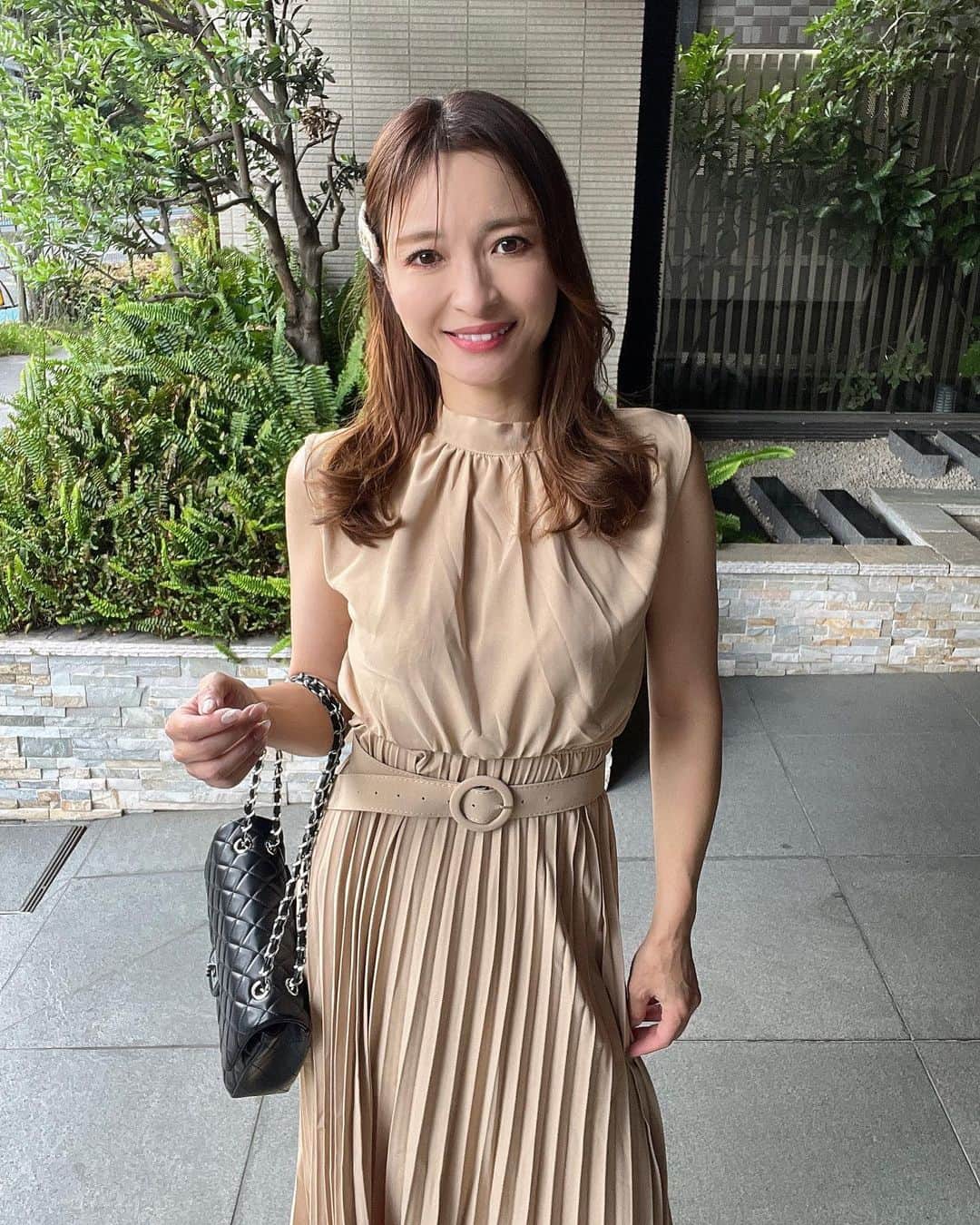 AriizumiEmaのインスタグラム：「先日のコーディネート。 ワンピースは、先日のライトグレーの色違いです^ ^ やっぱりベージュは落ちつきます🥹  #dress  @dholic #bag @dholic_official   ☑️ワンピースとバッグは楽天ルームに載せています。 ストーリーに楽天ルームのリンクを貼りました💕  ・ #fashion#ootd#codinate#instafashion #コーディネート#アラフォー#アラサー#アラフィフ #大人コーデ #お仕事コーデ  #大人ファッション #大人可愛い #韓国ファッション#綺麗めコーデ#きれいめコーデ#カチューシャ#プチプラコーデ#50歳コーデ」
