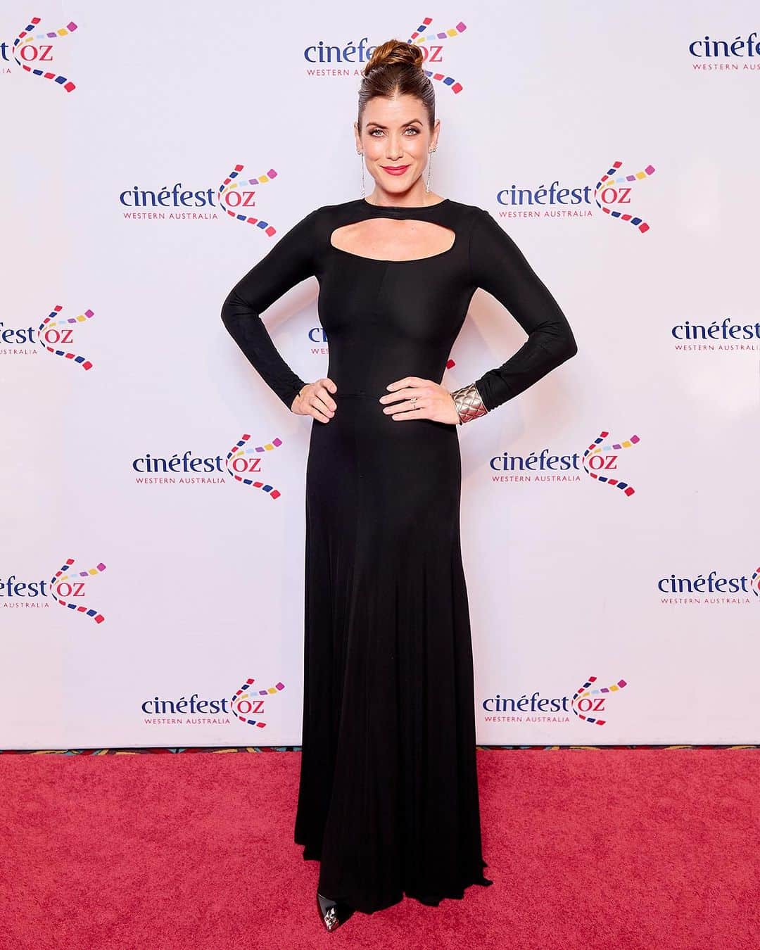 ケイト・ウォルシュのインスタグラム：「Thanks so much for another great year hosting me and @andynix1, @CinefestOz !!! It was so good to laugh with old friends & newer old friends 😻 & watch a couple of incredible films. Congratulations to everyone! ✨ particularly #NooraNiasari, & the entire cast, crew & producers of the extraordinary @shaydafilm 👏🏽 👏🏽 and to my dearest #DebbieLiebling for her perfect @jules.movie 💥 Can’t wait for everyone to see these & the other indie gems. And thanks so much to the dreamy @aquaresort & the town of Busselton and all the gorgeous venues & volunteers that help make @CinefestOz happen! 💖✨⚡️and thanks especially to beautiful @jodyfiannaca_hairstylist @clarereadmakeup for making me look presentable even tho I ate all the 🍿 @oranacinemas has ever made   📸 @mac1photo & @abbymurrayphotography」