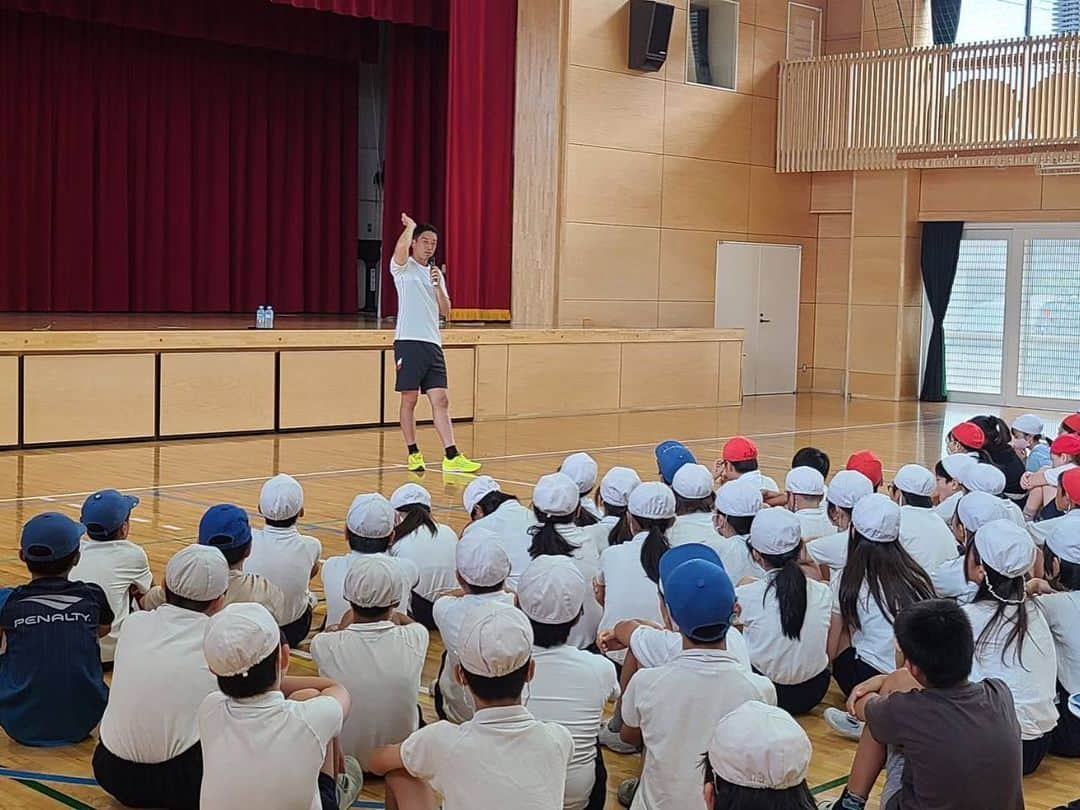 権田修一さんのインスタグラム写真 - (権田修一Instagram)「スポーツ庁が実施する学校訪問事業『アスリーチ』で練馬区立谷原小学校で6年生125人に体育の授業をしてきました！  コロナ禍でなかなか訪問する事ができなかった小学校に今回このような機会をもらって訪問する事ができてとても楽しかったです！  これからも全国の学校に権田先生が現れる事があるのでお楽しみに！ #スポーツ庁 #日本テレビ #アスリーチ #ドリームコーチング #練馬区立谷原小学校」9月4日 14時35分 - shuichi33g