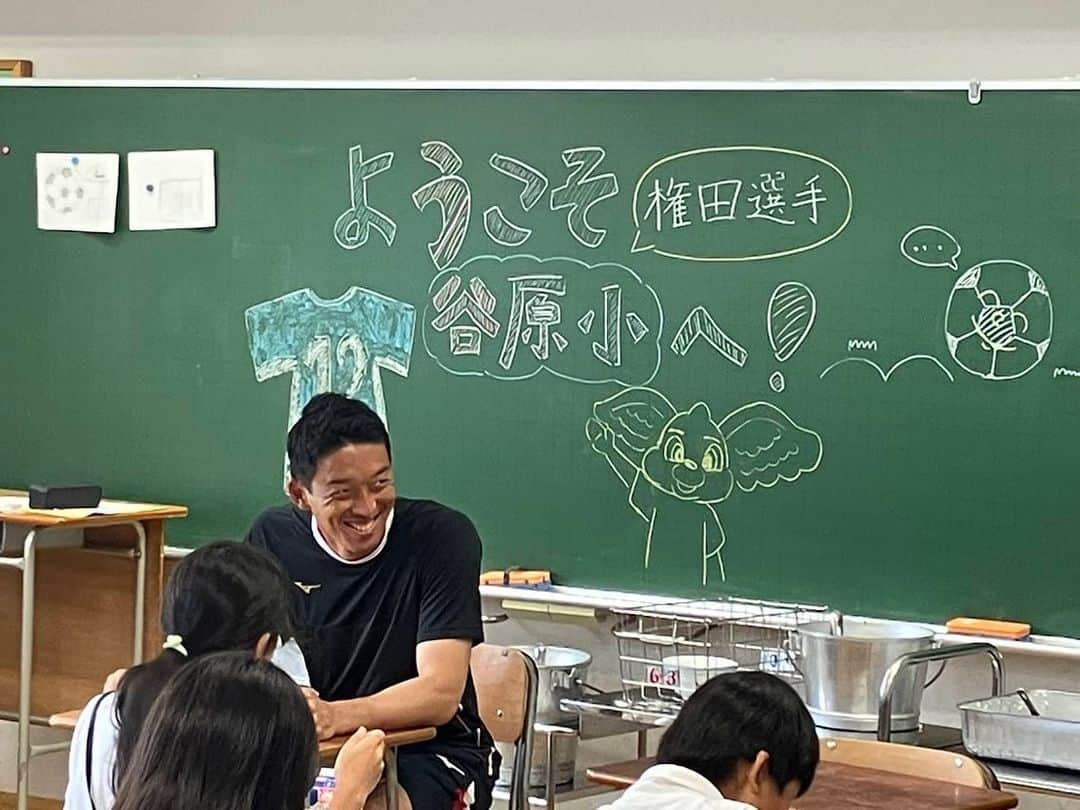 権田修一さんのインスタグラム写真 - (権田修一Instagram)「スポーツ庁が実施する学校訪問事業『アスリーチ』で練馬区立谷原小学校で6年生125人に体育の授業をしてきました！  コロナ禍でなかなか訪問する事ができなかった小学校に今回このような機会をもらって訪問する事ができてとても楽しかったです！  これからも全国の学校に権田先生が現れる事があるのでお楽しみに！ #スポーツ庁 #日本テレビ #アスリーチ #ドリームコーチング #練馬区立谷原小学校」9月4日 14時35分 - shuichi33g