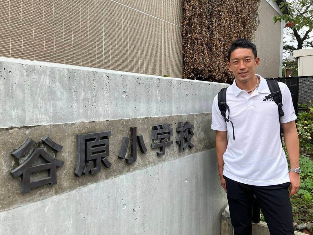 権田修一のインスタグラム：「スポーツ庁が実施する学校訪問事業『アスリーチ』で練馬区立谷原小学校で6年生125人に体育の授業をしてきました！  コロナ禍でなかなか訪問する事ができなかった小学校に今回このような機会をもらって訪問する事ができてとても楽しかったです！  これからも全国の学校に権田先生が現れる事があるのでお楽しみに！ #スポーツ庁 #日本テレビ #アスリーチ #ドリームコーチング #練馬区立谷原小学校」