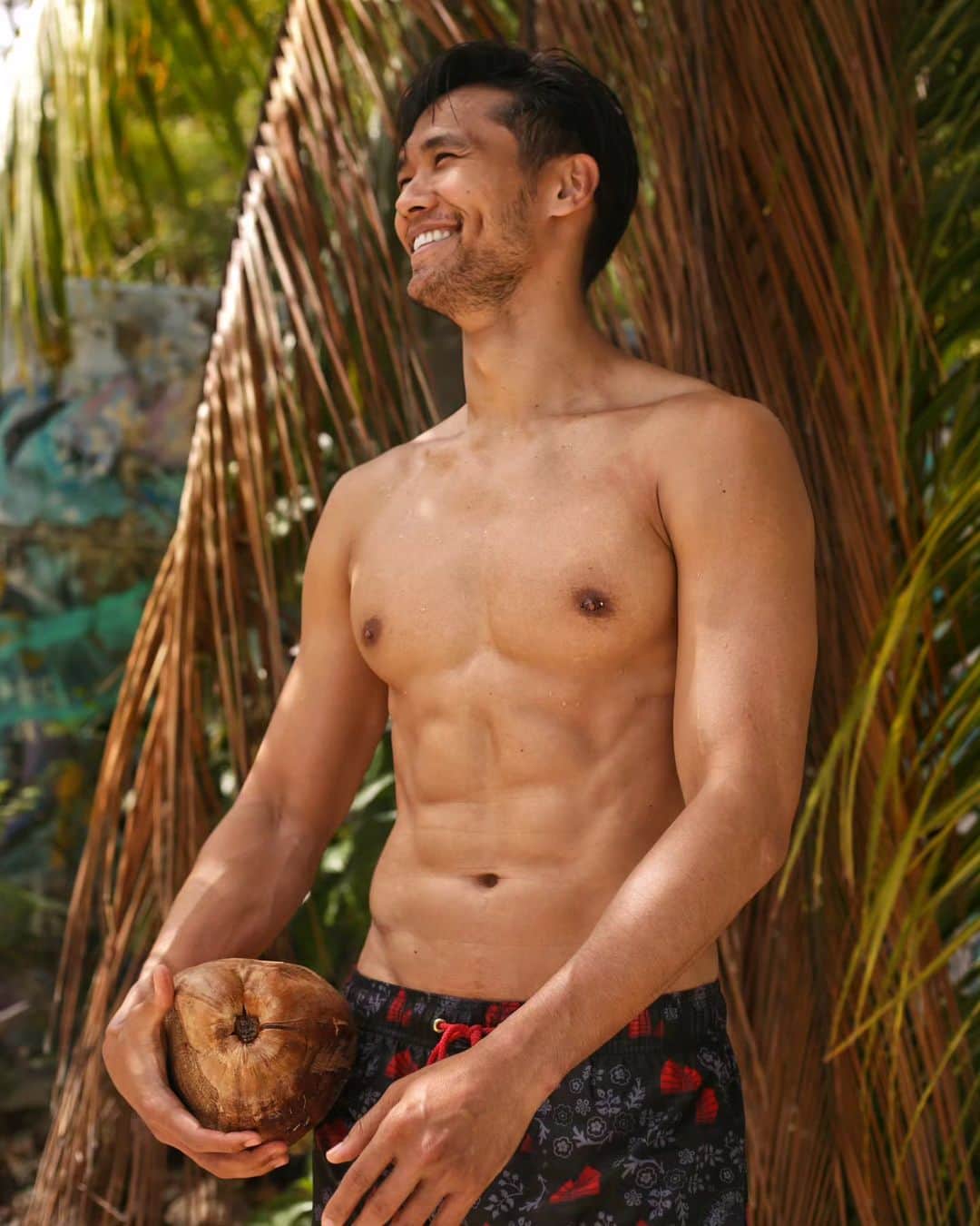 ティムのインスタグラム：「Home kinda joy 🌴🤙🥥 . . . . #home #amazingtahiti #moorea #tahiti #malemodel #summerbody #summervibes #tahitilife #summergetaway」