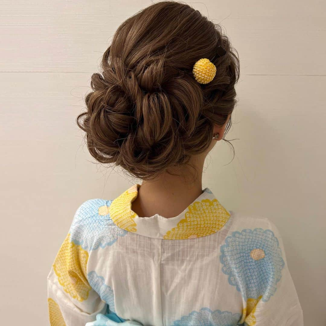 Tomoyo Kitamuraのインスタグラム：「お客様ヘアセット✨ ゆるめのもこっと浴衣アップ  #ヘアメイク #プレ花嫁 #外注ヘアメイク #前撮り #2023冬婚  #ヘアセット #2023秋婚 #ヘアアレンジ #グラハイ花嫁 #パレス花嫁 #アンダーズ花嫁 #ウェスティン花嫁  #chanel  #シャネル #ウェディングドレス  #ウェディングヘア #前撮りヘア #dior #ディオール #ポニーテール #2024春婚」