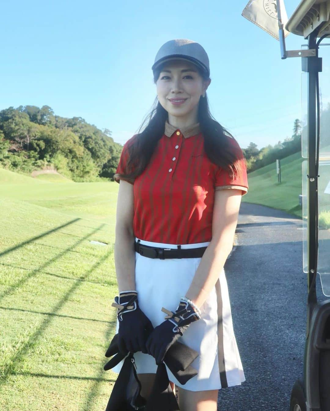 ImotoEtsuyo さんのインスタグラム写真 - (ImotoEtsuyo Instagram)「@lanvin_sport_ の #golfwear  ・ 昨日の続きです🤍 この#グローブ  とっても可愛いのです！ ・ #pic 2.3 ・ #スマホ対応 グローブで 人差し指だけ出せて スマホ操作ができる機能的なアイテムです✨  それと、 日焼対策の為に 通常より少し丈を伸ばした 両手用グローブなんですよ。 ・ ・ 可愛くてずっとグローブを 見てました❤️ ・ #ソックス は 後ろにリボンが付いています。 ・  @lanvin_sport_  #ランバンスポール  #lanvinsport  #ゴルフウェア #ゴルフファッション #ゴルフコーデ #golf  ・ #スマホ対応グローブ  #カートバッグ #帽子 #シャツ #スカート  全て @lanvin_sport_  ・」9月4日 14時51分 - bisuhada