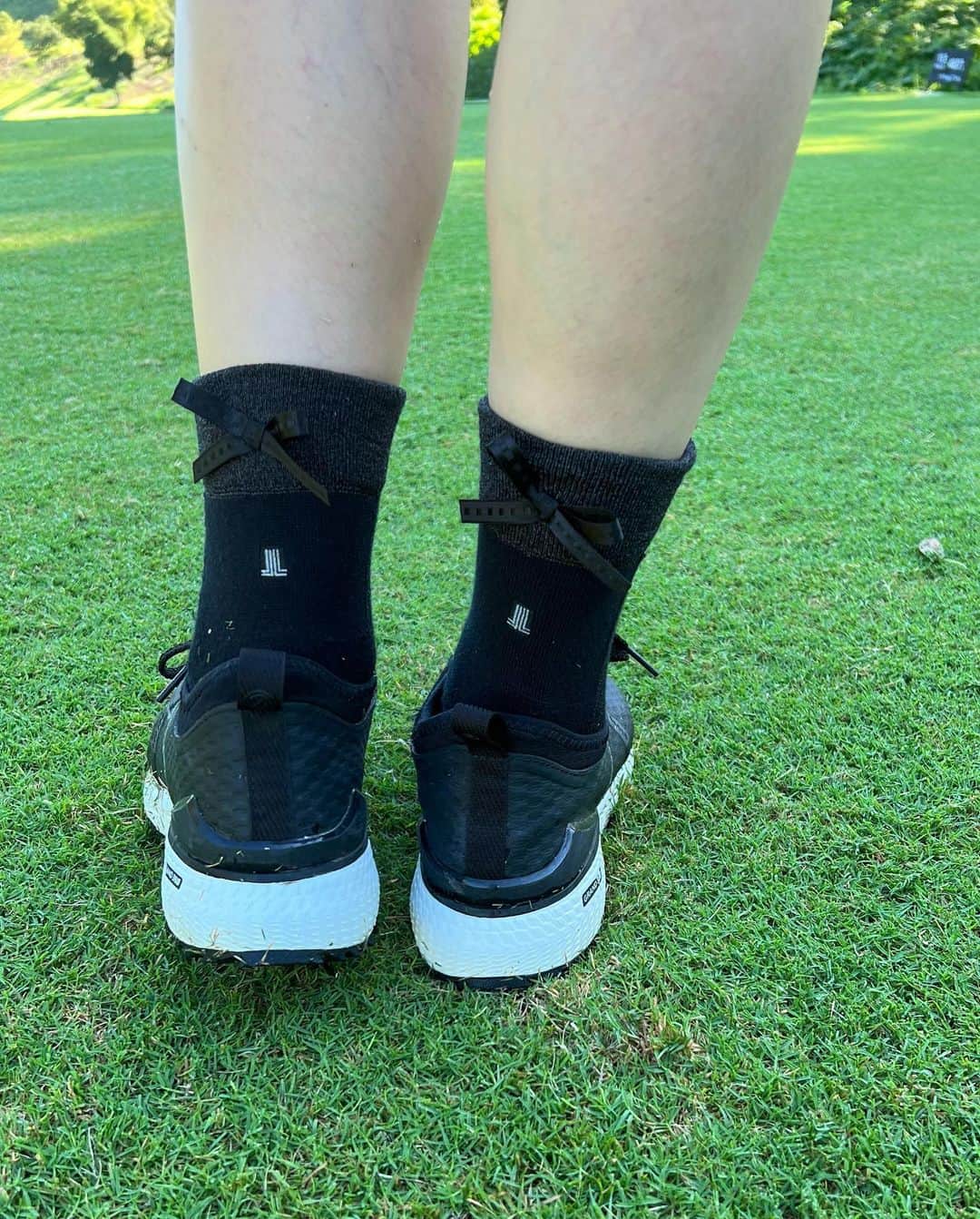 ImotoEtsuyo さんのインスタグラム写真 - (ImotoEtsuyo Instagram)「@lanvin_sport_ の #golfwear  ・ 昨日の続きです🤍 この#グローブ  とっても可愛いのです！ ・ #pic 2.3 ・ #スマホ対応 グローブで 人差し指だけ出せて スマホ操作ができる機能的なアイテムです✨  それと、 日焼対策の為に 通常より少し丈を伸ばした 両手用グローブなんですよ。 ・ ・ 可愛くてずっとグローブを 見てました❤️ ・ #ソックス は 後ろにリボンが付いています。 ・  @lanvin_sport_  #ランバンスポール  #lanvinsport  #ゴルフウェア #ゴルフファッション #ゴルフコーデ #golf  ・ #スマホ対応グローブ  #カートバッグ #帽子 #シャツ #スカート  全て @lanvin_sport_  ・」9月4日 14時51分 - bisuhada