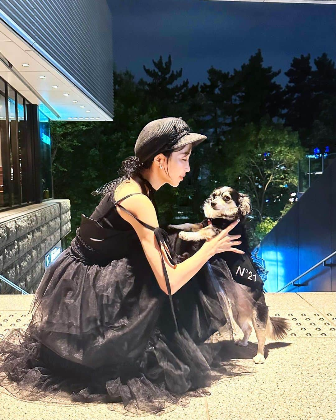 休井美郷さんのインスタグラム写真 - (休井美郷Instagram)「そるとといっしょに、🐶  ブラック×チュール  で、リンクコーデ🎱🐾  @numeroventuno のポップアップが9/5まで 阪急うめだ本店の1Ｆで開催されてるよん♡  背中にふりふりのチュールがついてて可愛すぎて一目惚れしました🥹 わたしもチュールのお洋服でお揃い🖤  #n21xpegion #n21xdog #garageventuno   #4枚目のそるとやばい #何枚撮るんやの顔 #塩対応のそるとです🐶」9月4日 14時53分 - kyuui_misato