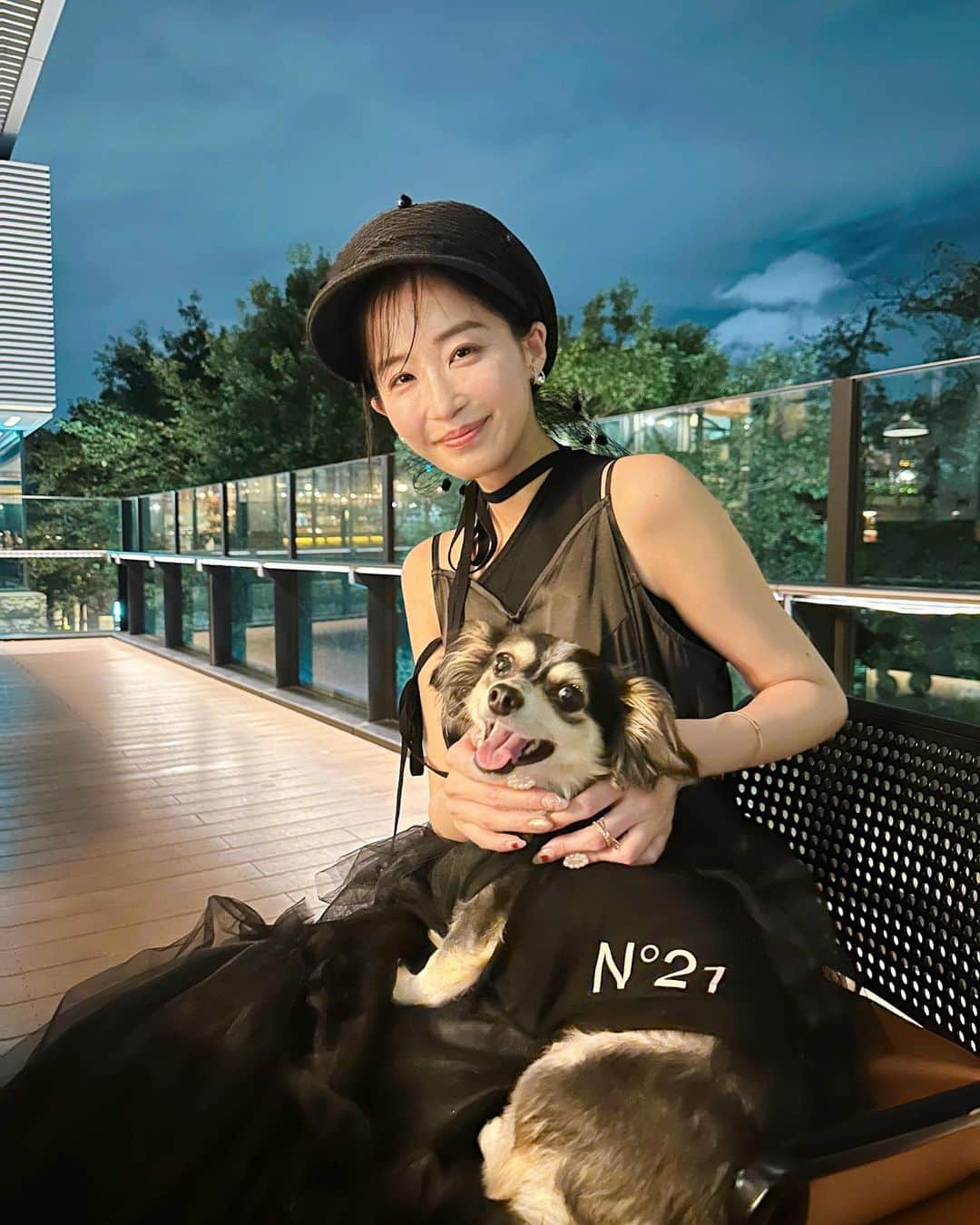 休井美郷さんのインスタグラム写真 - (休井美郷Instagram)「そるとといっしょに、🐶  ブラック×チュール  で、リンクコーデ🎱🐾  @numeroventuno のポップアップが9/5まで 阪急うめだ本店の1Ｆで開催されてるよん♡  背中にふりふりのチュールがついてて可愛すぎて一目惚れしました🥹 わたしもチュールのお洋服でお揃い🖤  #n21xpegion #n21xdog #garageventuno   #4枚目のそるとやばい #何枚撮るんやの顔 #塩対応のそるとです🐶」9月4日 14時53分 - kyuui_misato