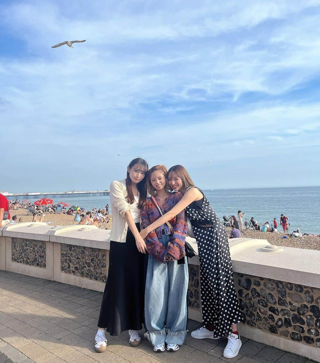 佐藤詩織さんのインスタグラム写真 - (佐藤詩織Instagram)「イギリスのBrightonで３人での再会を果たせました☺️ まるで昨日まで会ってたみたいだねって３人で話しちゃうくらい、いつだって心地よく、大切な存在です。 たくさん月日がながれて、みんなお互いの人生を歩んでいるけれど、それぞれの進んでいく未来が幸に溢れることを、あの時も、今も、ずっと願っています😌  ぺー！異国の地で頑張れえええ！！！🇬🇧」9月4日 14時54分 - shiori_sato_artwork