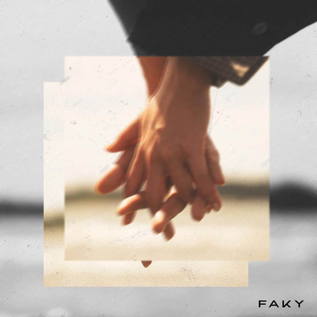 FAKYさんのインスタグラム写真 - (FAKYInstagram)「＼🖤新曲配信リリース決定🤍／  🎧2023.9.12 0:00配信release #FAKY  NEW SINGLE「モノクロ」  今作のジャケットの撮影・デザインは、 古屋呂敏 (ROBIN FURUYA) @robin_officialjp さん✨  #オオカミ」9月4日 15時00分 - fakyjp