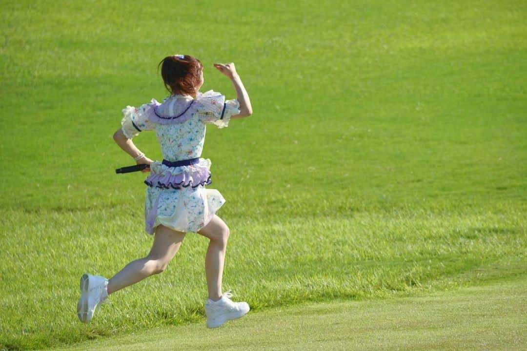 秋吉優花さんのインスタグラム写真 - (秋吉優花Instagram)「8/26⛳️ . 「Sansan KBCオーガスタゴルフトーナメント2023」 ありがとうございました✨  . 毎年呼んでいただけて本当に嬉しい。 選手の皆さんのゴルフを見るのも、お世話になってるスタッフさんに会えるのも、おいしいご飯も(今年は辛麺桝元をいただいた)野外でライブ出来るのも、みんなと近くで会えるのも、めっちゃ楽しみなイベントなんです。  今年はトークショーにも出演しました✨ めちゃくちゃカオスでした！濡れたウィッグをなべさんに被せたのが良い思い出です...  ライブはポニーテール トークショーは下ろし髪に👩 .  .  グリーンを爆走したのも思い出です。  ライブの時カメラにアピールしまくってたら 移動がギリになっちゃった。  ゴルフは紳士のスポーツだから みんな走らないらしい。  #ゴルフ #辛麺桝元 #sansankbcオーガスタ #sansankbcオーガスタゴルフトーナメント #kbcオーガスタ #ゴルフ女子 #hkt48 #秋吉優花 #芥屋ゴルフ倶楽部」9月4日 15時01分 - akiyoshi_1024