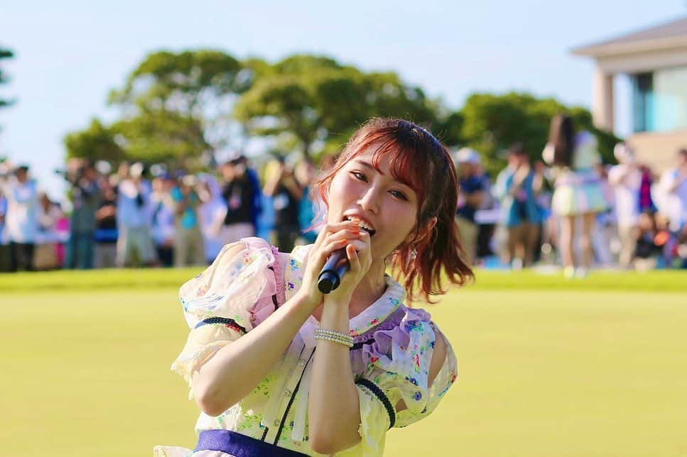 秋吉優花さんのインスタグラム写真 - (秋吉優花Instagram)「8/26⛳️ . 「Sansan KBCオーガスタゴルフトーナメント2023」 ありがとうございました✨  . 毎年呼んでいただけて本当に嬉しい。 選手の皆さんのゴルフを見るのも、お世話になってるスタッフさんに会えるのも、おいしいご飯も(今年は辛麺桝元をいただいた)野外でライブ出来るのも、みんなと近くで会えるのも、めっちゃ楽しみなイベントなんです。  今年はトークショーにも出演しました✨ めちゃくちゃカオスでした！濡れたウィッグをなべさんに被せたのが良い思い出です...  ライブはポニーテール トークショーは下ろし髪に👩 .  .  グリーンを爆走したのも思い出です。  ライブの時カメラにアピールしまくってたら 移動がギリになっちゃった。  ゴルフは紳士のスポーツだから みんな走らないらしい。  #ゴルフ #辛麺桝元 #sansankbcオーガスタ #sansankbcオーガスタゴルフトーナメント #kbcオーガスタ #ゴルフ女子 #hkt48 #秋吉優花 #芥屋ゴルフ倶楽部」9月4日 15時01分 - akiyoshi_1024