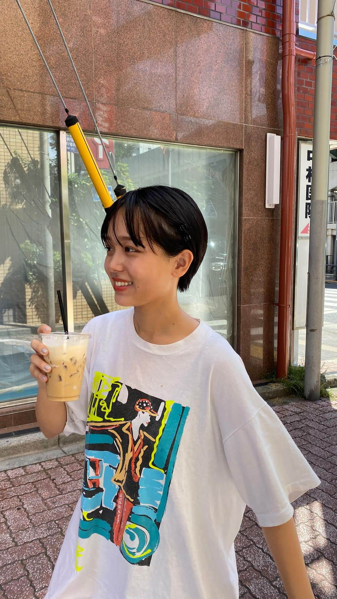 真雪のインスタグラム：「ヘアアレンジ方法です👽👽 ピンを四つ止めたり ヘアピンアレンジおすすめです！  小さい黒のピンは seriaで購入しました〜〜 ショートヘアに飽きたらやってみてね👶  #짧은 머리 #짧은 여자 #한국코데 #ootd #ショートヘア#ショートボブ#ショートカット#ショートアッシュ#ハンサムショート#大人ショート#今どきショート#前髪#ハイライトショート#ハイライト#ヘアカタログ#アッシュグレージュ#アッシュベージュ#ヘアモデル #古着 #古着コーデ　 #フジタシフク#真雪ショート」