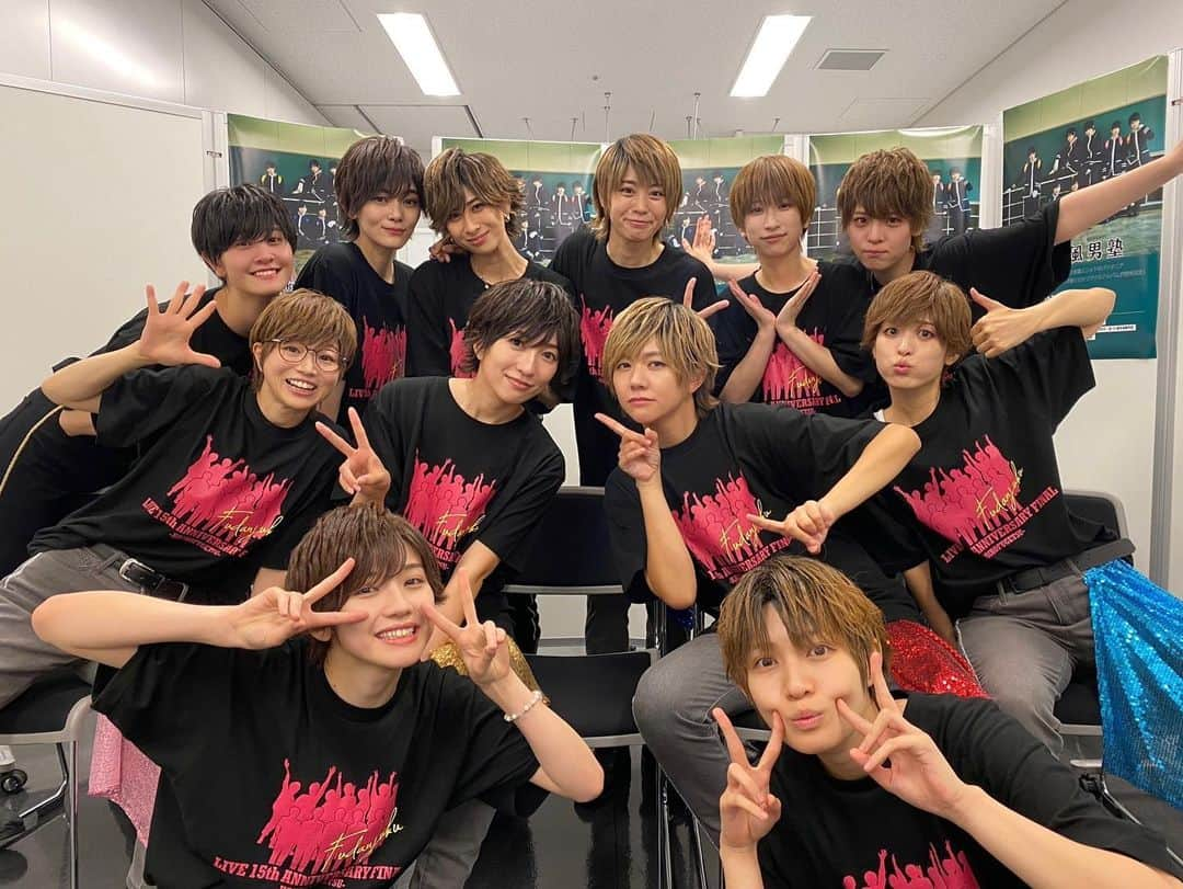 浦えりかさんのインスタグラム写真 - (浦えりかInstagram)「昨日はLINE CUBE SHIBUYAで風男塾 LIVE 15th ANNIVERSARY FINAL～歌鳥風月～でした！  来てくださった皆様、配信で観てくださった皆様ありがとうございます！  浦正が卒業してから6年半。 まさか15周年を今の風男塾と一緒にステージで迎えるとは思ってもいませんでした。 お話をいただいた時はめちゃくちゃ悩んで、でもこの1年今の風男塾のみんなのパフォーマンスや生き方に触れて、PR大使のお話を受けて本当に良かったなと心から思いました。 休みのほとんどないスケジュールを笑顔でこなし、個人配信もあって、数少ない休みの日もレッスン場で自主練する日々。 この子達の力に少しでもなりたいと自分自身もパワーをもらえましたし、今の風男塾は『人を元気にする』という理念がぴったりだなと感じます。 襷を繋いでくれて本当にありがとう。 そしてこれからも風男塾のみんな仲良くしてね！！！ 最後の写真は私の今年の七夕短冊🤣  #風男塾 #風男塾15周年」9月4日 15時04分 - uraerika