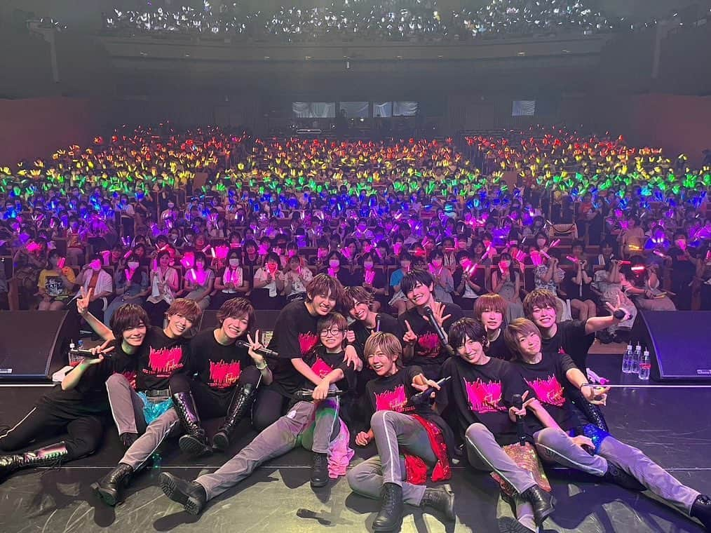 浦えりかのインスタグラム：「昨日はLINE CUBE SHIBUYAで風男塾 LIVE 15th ANNIVERSARY FINAL～歌鳥風月～でした！  来てくださった皆様、配信で観てくださった皆様ありがとうございます！  浦正が卒業してから6年半。 まさか15周年を今の風男塾と一緒にステージで迎えるとは思ってもいませんでした。 お話をいただいた時はめちゃくちゃ悩んで、でもこの1年今の風男塾のみんなのパフォーマンスや生き方に触れて、PR大使のお話を受けて本当に良かったなと心から思いました。 休みのほとんどないスケジュールを笑顔でこなし、個人配信もあって、数少ない休みの日もレッスン場で自主練する日々。 この子達の力に少しでもなりたいと自分自身もパワーをもらえましたし、今の風男塾は『人を元気にする』という理念がぴったりだなと感じます。 襷を繋いでくれて本当にありがとう。 そしてこれからも風男塾のみんな仲良くしてね！！！ 最後の写真は私の今年の七夕短冊🤣  #風男塾 #風男塾15周年」