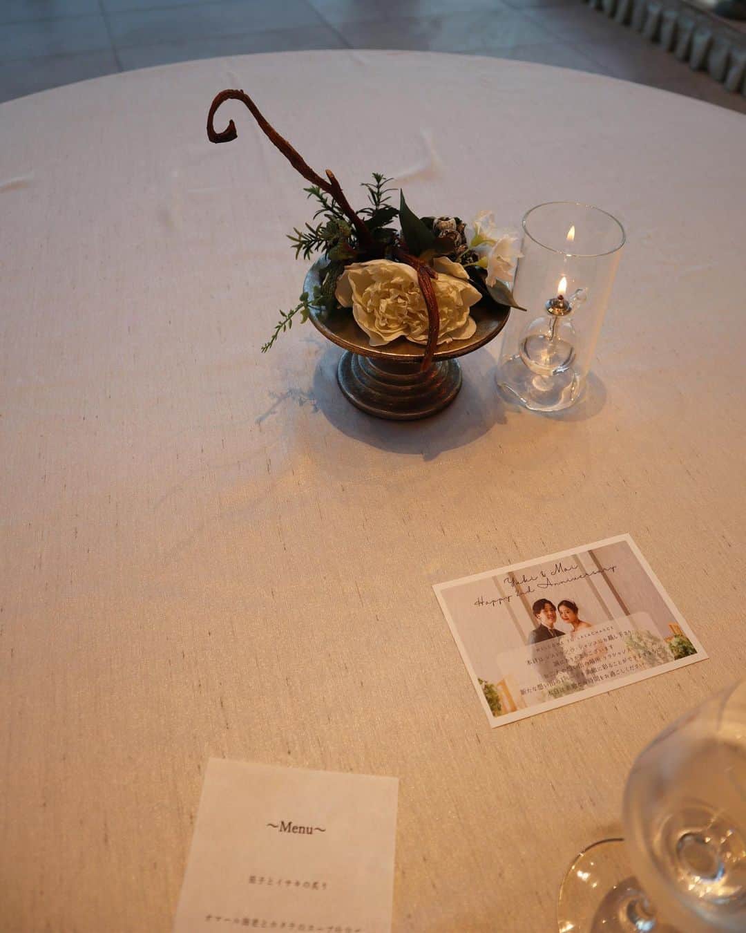 萩原舞さんのインスタグラム写真 - (萩原舞Instagram)「少し前のこと...📝  8/1結婚記念日の時に式を挙げた @lalachance_tokyo にてディナーをしました🥄  思い出の場所でディナーが食べれるなんて、なんて最高なの。 (式を挙げてない方も勿論ディナーを楽しめます)  あの時の思い出話をしたり、将来の話をしたり、くだらない話をしたり最高の時間でした🌿  お料理が最高に美味しいララシャンス♡ 本当に美味しくて改めてここで挙げることが出来てよかったよね。と夫婦で話していました✨  そんな話をしていたらまさかのサプライズプリンが！！  私達が結婚式のケーキセレモニーでやったプリンセレモニーのミニバージョンが🙊🤍 それはもう2人で大興奮❕  デザートバイキングで 来てくださった方にも食べてもらったのですが、丁度同じサイズで勿論味もあの時のまま、、、、 最高に美味しかった....🍮🤍 ありがとうございました🍃  そしてまさかのその後に ダブルサプライズで夫からプレートと 花束が😭💐  ほんとびっくり嬉しかった！ 本当に感謝ですね🫂✴︎ ありがとう。  今回のディナーは夫が私にサプライズでララシャンスに予約してくれてたのですが、実は私も結婚式を挙げた9/2に夫に サプライズでララシャンスのディナーを予約しようと思っていて！ 色々都合が合わず難しくなってしまってたのですがまさかのお互い同じことを考えててびっくりしました🤭  @lalachance_tokyo  たくさんの最高のおてなしを ありがとうございました。  @mydish_yuki 素敵なディナーの予約と サプライズ、たくさんの愛をありがとう。  とっても素敵な時間でした🌒  ララシャンスで結婚式を挙げた方は もちろん！ 挙げてない方も景色もディナーも最高なのでランチやディナーでぜひ行ってみてくださいね🕯️  #ララシャンスガーデン東京ベイ  #結婚式ディナー #結婚記念日ディナー  #都内ディナー」9月4日 18時00分 - mai_hagiwara_22462