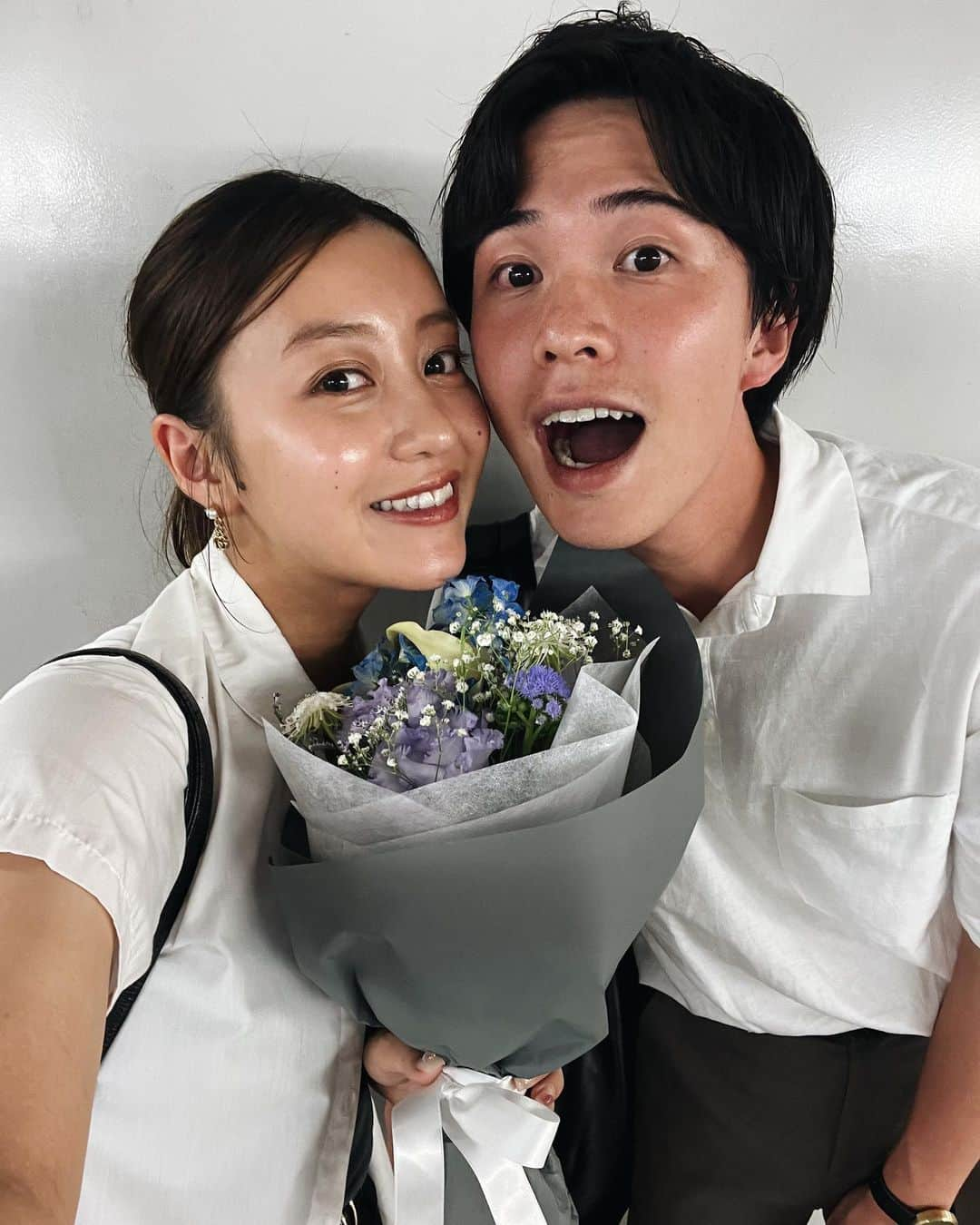 萩原舞さんのインスタグラム写真 - (萩原舞Instagram)「少し前のこと...📝  8/1結婚記念日の時に式を挙げた @lalachance_tokyo にてディナーをしました🥄  思い出の場所でディナーが食べれるなんて、なんて最高なの。 (式を挙げてない方も勿論ディナーを楽しめます)  あの時の思い出話をしたり、将来の話をしたり、くだらない話をしたり最高の時間でした🌿  お料理が最高に美味しいララシャンス♡ 本当に美味しくて改めてここで挙げることが出来てよかったよね。と夫婦で話していました✨  そんな話をしていたらまさかのサプライズプリンが！！  私達が結婚式のケーキセレモニーでやったプリンセレモニーのミニバージョンが🙊🤍 それはもう2人で大興奮❕  デザートバイキングで 来てくださった方にも食べてもらったのですが、丁度同じサイズで勿論味もあの時のまま、、、、 最高に美味しかった....🍮🤍 ありがとうございました🍃  そしてまさかのその後に ダブルサプライズで夫からプレートと 花束が😭💐  ほんとびっくり嬉しかった！ 本当に感謝ですね🫂✴︎ ありがとう。  今回のディナーは夫が私にサプライズでララシャンスに予約してくれてたのですが、実は私も結婚式を挙げた9/2に夫に サプライズでララシャンスのディナーを予約しようと思っていて！ 色々都合が合わず難しくなってしまってたのですがまさかのお互い同じことを考えててびっくりしました🤭  @lalachance_tokyo  たくさんの最高のおてなしを ありがとうございました。  @mydish_yuki 素敵なディナーの予約と サプライズ、たくさんの愛をありがとう。  とっても素敵な時間でした🌒  ララシャンスで結婚式を挙げた方は もちろん！ 挙げてない方も景色もディナーも最高なのでランチやディナーでぜひ行ってみてくださいね🕯️  #ララシャンスガーデン東京ベイ  #結婚式ディナー #結婚記念日ディナー  #都内ディナー」9月4日 18時00分 - mai_hagiwara_22462