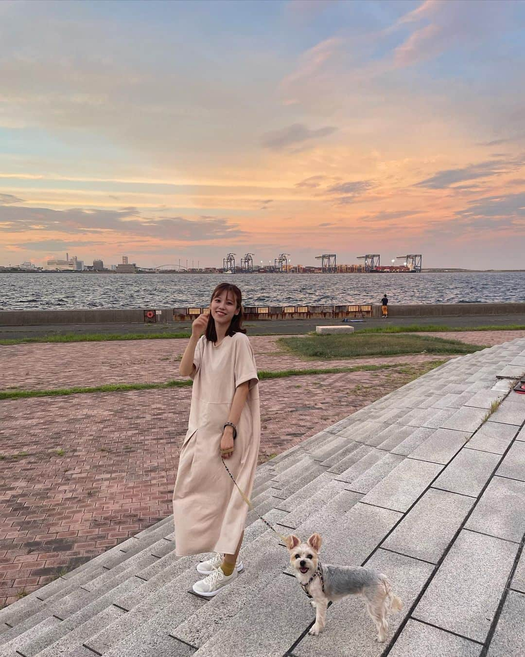 溝口恵さんのインスタグラム写真 - (溝口恵Instagram)「昨日は夕方からお散歩へ🤲 夕焼け🌆が素敵でした。 少し歩いた後はドッグランへ。 たくさんのわんこがいてひじきは圧倒されて私や旦那さんにへばりついていました🤣🐶  着ているお洋服はsheinさんの物。ダボダボな作りで、風が強かったのでブワーッとなってるけどゆるっとしていてお気に入りです！  sheinさんにてお買い物の時はクーポン使ってみてね→megu2023  #ひじめぐ #犬 #わんこ #dog #愛犬 #shein #sheinforall」9月4日 15時11分 - mizomegudesu78