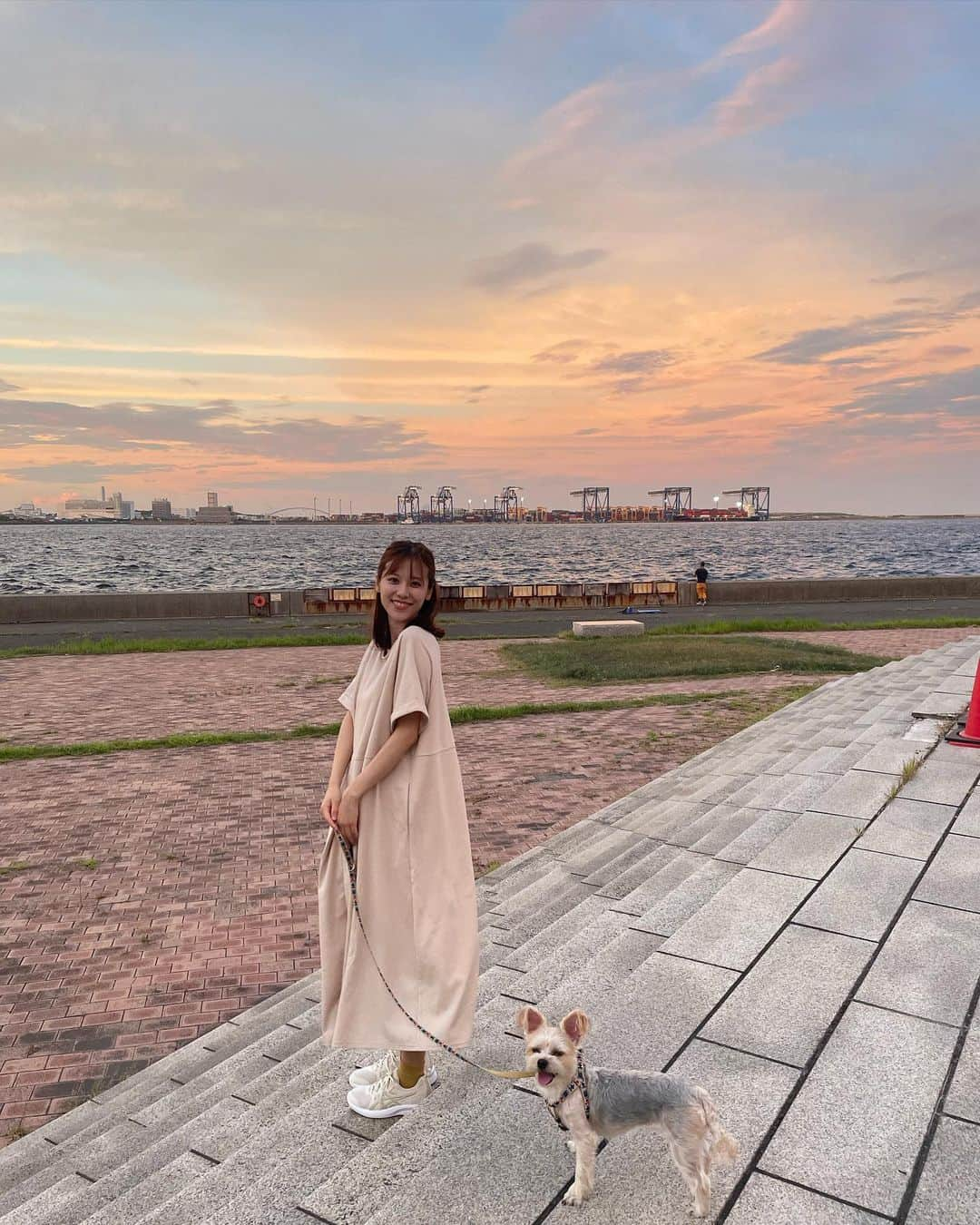 溝口恵さんのインスタグラム写真 - (溝口恵Instagram)「昨日は夕方からお散歩へ🤲 夕焼け🌆が素敵でした。 少し歩いた後はドッグランへ。 たくさんのわんこがいてひじきは圧倒されて私や旦那さんにへばりついていました🤣🐶  着ているお洋服はsheinさんの物。ダボダボな作りで、風が強かったのでブワーッとなってるけどゆるっとしていてお気に入りです！  sheinさんにてお買い物の時はクーポン使ってみてね→megu2023  #ひじめぐ #犬 #わんこ #dog #愛犬 #shein #sheinforall」9月4日 15時11分 - mizomegudesu78