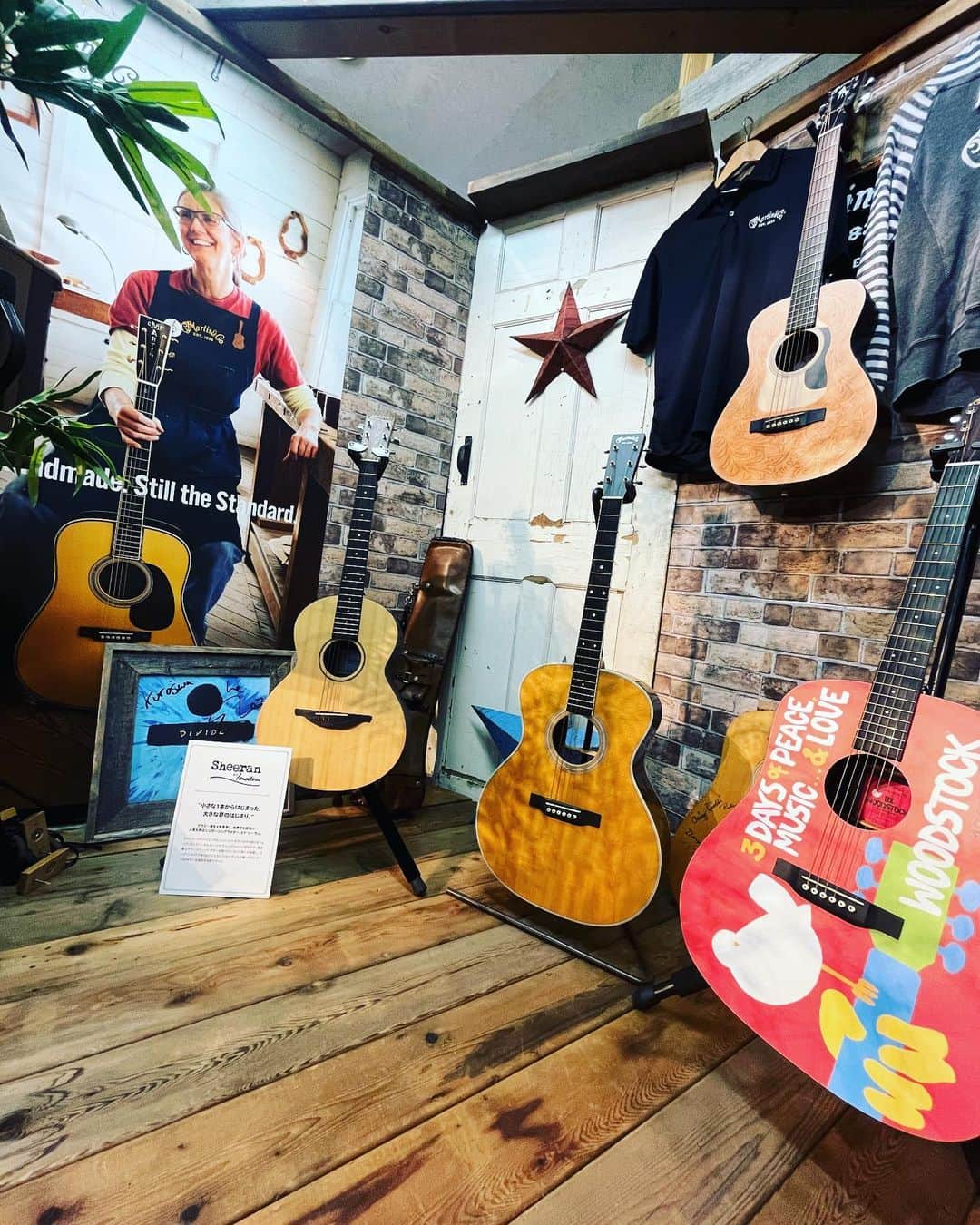 SHINPEIのインスタグラム：「相棒G-Life Guitarsのメンテナンスで、クロサワ楽器店さんへ行ってきました！ ⁡ これで、今週から始まるライブでも活躍間違いなしっ ⁡ ショールームに素敵なアコースティックギターが飾ってありました ギターって眺めてるだけでも楽しいよね 弾くともっと楽しいね！ ⁡ さぁライブの準備も佳境だ ⁡ #クロサワ楽器店 #glifeguitars #glifeguitarscrossedge  #SY32 #SY32bySWEETYEARS」