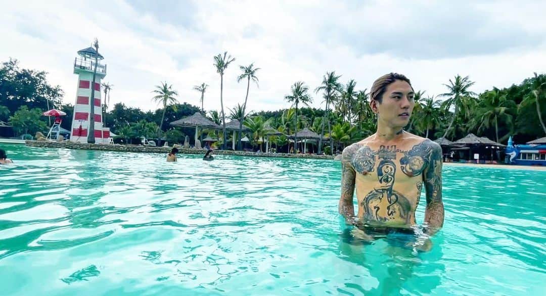 KOHEYのインスタグラム：「これプールなのクセ強ッ🇹🇭 #tailand  #bangkok  #tattoo  #tattoos  #travel  #pool」