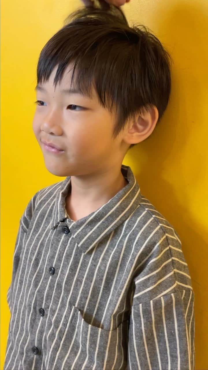 田中真奈美のインスタグラム：「カッコイイ兄弟2人のカット✂️✂️ ビフォアー👦🏻✨👦🏻✨ . ご希望は短く💓 それぞれに似合いそうな感じにデザインさせていただきましたー🤭🎵 . 前回前髪だけで断念した弟君は今日は普通にカットが出来ましたー👦🏻✨👏🏻😭 すごいよー💓みんな感動✨ . 赤ちゃんの時からカットさせてもらってるお兄ちゃんは今日はいっぱいお話してくれて💓私はめちゃ嬉しかったー🥰 . タイミングをみてお時間を合わせてご来店してくださったママのまいこさんにも感謝🙏🏻✨ いつもありがとうございますー🥰🙌🏻💓💓💓 . . . #福岡ママ  #福岡美容室  #大名美容室  #天神美容室」