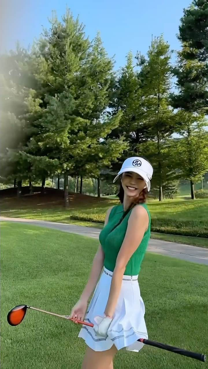 Son Ju Heeのインスタグラム：「내 최애..🏌🏻‍♀️💚  김나영씨가 녹색나시 입은거 보고  너무 예뻐서 나도 꼭 입어야지했는데  유타에서 너무 예쁜 녹색에 촥- 감기는 소재 보자마자 바로! 😍 치마도 핏이며 사이즈가 딱 이쁨🫶🏻  아! 그리고 모자는 정말!! 이런 골프 모자를 생각해냈다니 👏🏻👏🏻 다들 기미 안 생길려고 패치 붙이고 치는데 난 도저히 불편해서 못 붙였는데 패치 필요없이 이 모자면 끝! 진짜 신세계!!  햇빛도 제대로 가려주고 딱 공만 끝까지 보게되고 진짜 유용하게 너무 잘쓰고 있는 내 #유타골프모자 🤍  가을 골프웨어도 너무너무 기대돼🥰 빨리 유타 가을 골프웨어 입구싶다아-!  #utaa #utaagolf  #유타 #유타골프  #유타골프웨어」