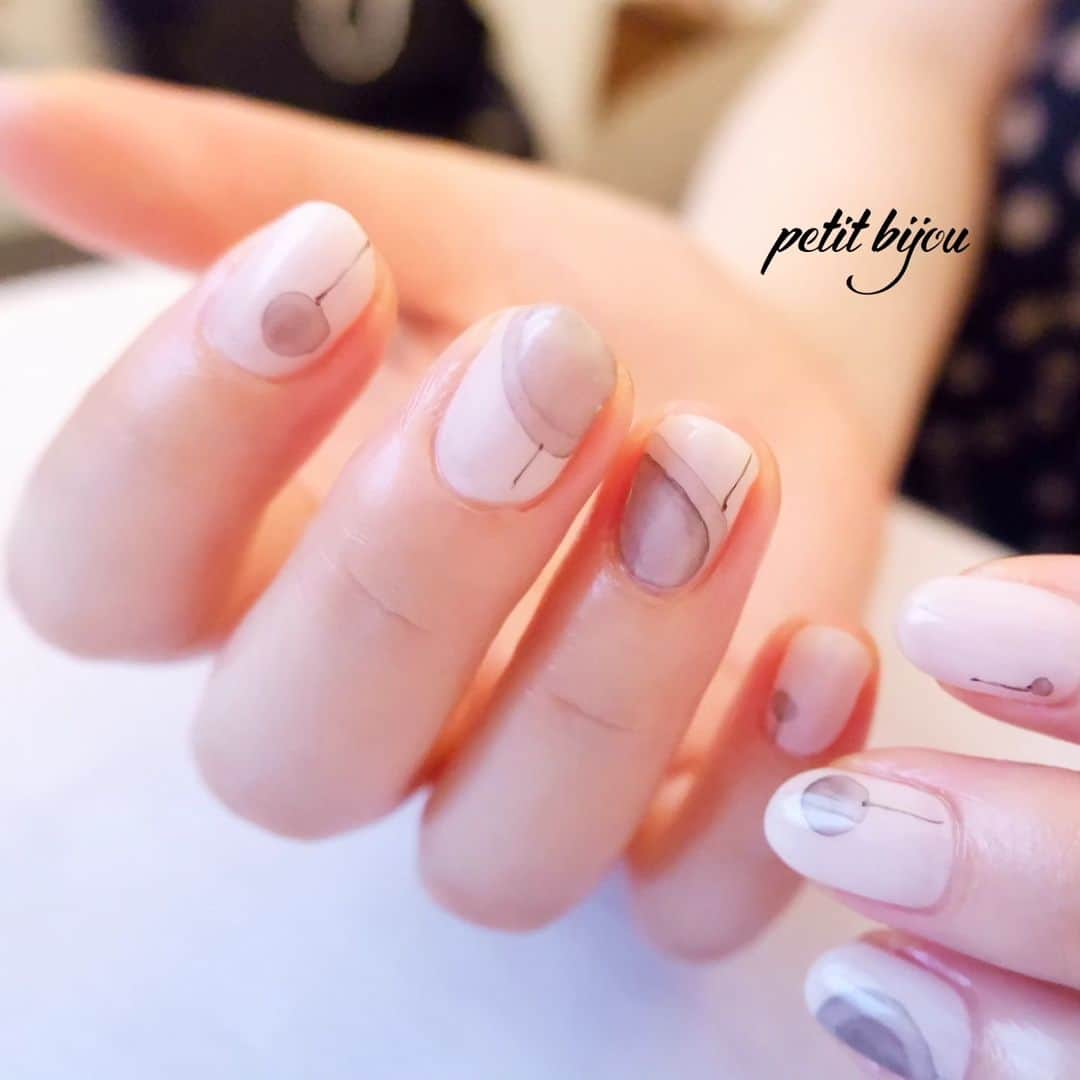 ayumiさんのインスタグラム写真 - (ayumiInstagram)「...⁡ ⁡.⁡ 淡い淡い⁡モノトーン。⁡ ⁡⁡ ⁡.⁡ ⁡#petitbijou_nail #波紋 #雫が落ちる」9月4日 15時33分 - petitbijou_nail