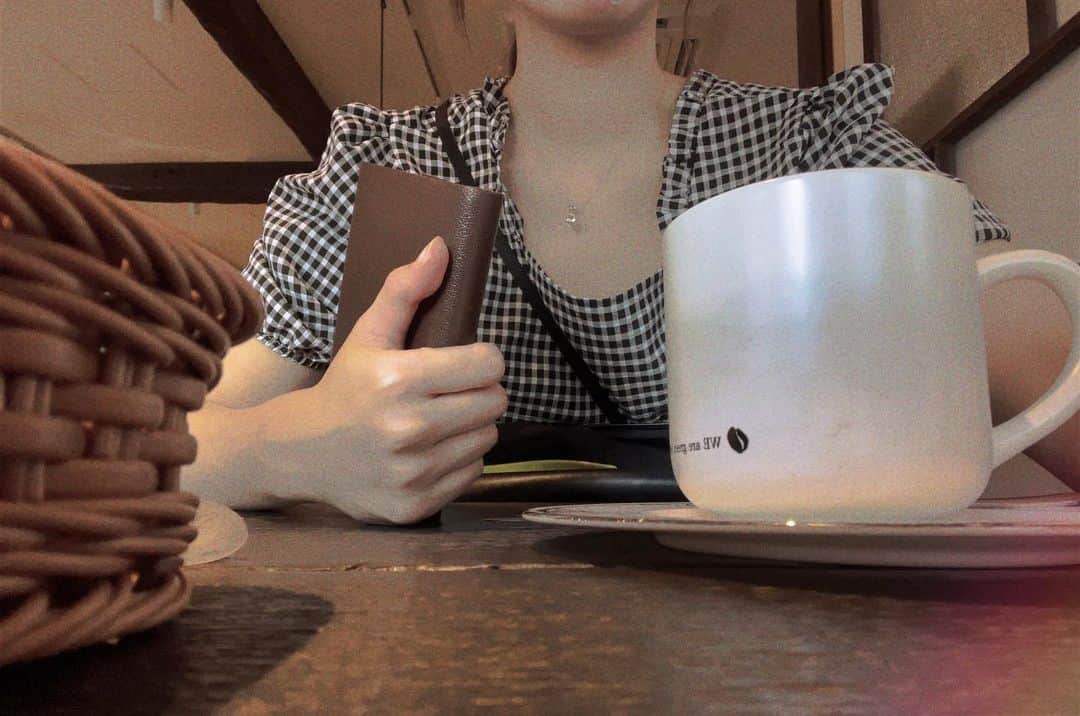 のインスタグラム：「* *  ☕️📚  #cafe #카페 #커피  #カフェ巡り  #summermemories   行きたかったカフェへ行った時。 下半期は、美術館と水族館と、 行ったことないカフェにいくぞ。  * *」