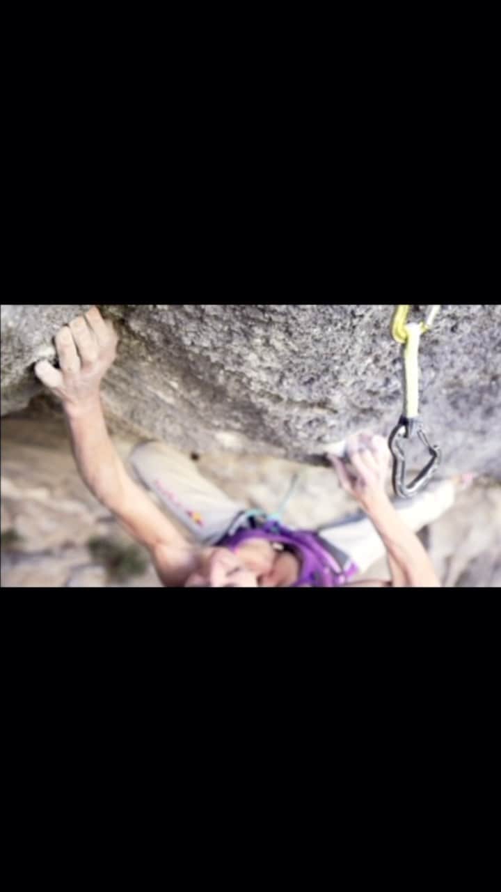 アンジェラ・アイターのインスタグラム：「“No matter what level of climbing, interacting with challenging interesting moves on a route invigorates my senses.” Although I’m currently past my best, due to stressful private problems of the last three years, the joy of climbing in good company prevails. • Despite all the challenges you have to overcome, stay positive as often as possible and pursue your way to a satisfying future. 🍀☀️🍀 • 🎥(c) Redbullcontentpool//:Hanslmayr // „Zauberfee, 8c+“ 2014 Italy • #verleihtflügel @outdoorregionimst @lasportivagram @team_edelrid  #reelsoftheday #extreme #dancingonair #adveturetime #fightingtogetfit」