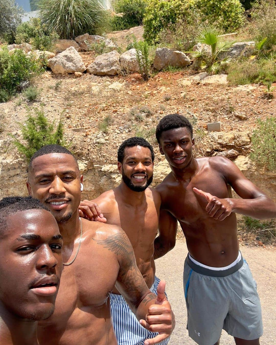 カルフィン・ヨン・ア・ピンのインスタグラム：「Went on a run with the @udinesecalcio men in my swim trunks 😅Thanks for the invite @kingsleyehiz 🙌🏾」