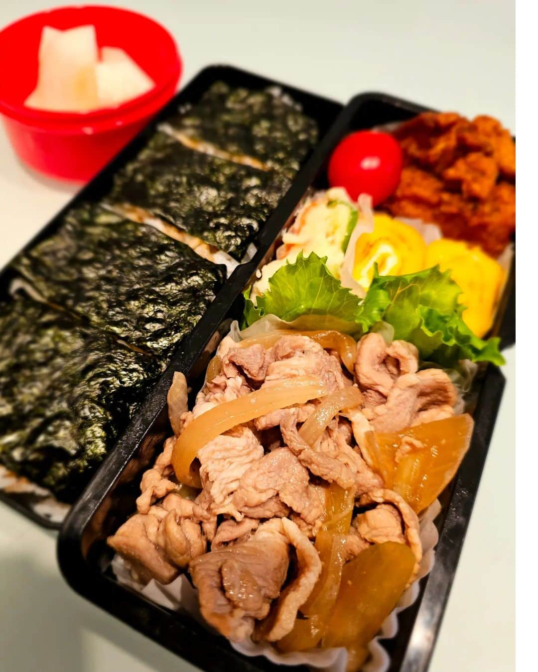 佐藤純のインスタグラム：「息子のお弁当🍱  海苔二段‼️ 豚肉と玉ねぎ炒め 卵焼き ポテトサラダ チキチキボーン トマト🍅 梨  豚肉の炒め物は、昨日の夜実家から帰る時に、姉が翌日の自分のお弁当用に作ってたので…  たいらに『僕の明日のお弁当用に少しわけて下さい🙏』って言ってこいっ😏‼️ と言ってもらってきたや～つ～🤣  肉だけど、チキチキボーンも入れちゃう‼️  やっぱね、コストコのチキチキボーンは肉厚だわ‼️  卵焼きが今までで一番上手なんじゃないか？と自画自賛✌️  6時に起きて、英単語を勉強する娘✨えらい👏  朝ご飯はコストコのハイローラーと、巨大なマシュマロを自分で焼いて食べてた‼️  #お弁当 #のり弁 #中学生弁当 #チキチキボーン #ママ #ママモデル #モデル #mama #mamamodel #model」