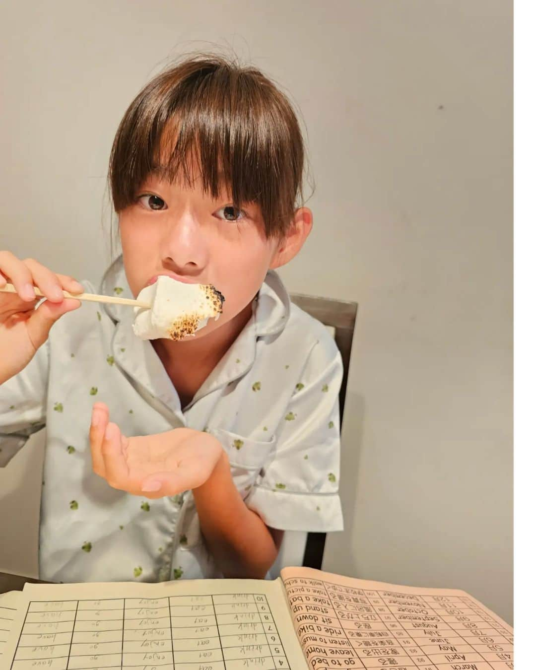 佐藤純さんのインスタグラム写真 - (佐藤純Instagram)「息子のお弁当🍱  海苔二段‼️ 豚肉と玉ねぎ炒め 卵焼き ポテトサラダ チキチキボーン トマト🍅 梨  豚肉の炒め物は、昨日の夜実家から帰る時に、姉が翌日の自分のお弁当用に作ってたので…  たいらに『僕の明日のお弁当用に少しわけて下さい🙏』って言ってこいっ😏‼️ と言ってもらってきたや～つ～🤣  肉だけど、チキチキボーンも入れちゃう‼️  やっぱね、コストコのチキチキボーンは肉厚だわ‼️  卵焼きが今までで一番上手なんじゃないか？と自画自賛✌️  6時に起きて、英単語を勉強する娘✨えらい👏  朝ご飯はコストコのハイローラーと、巨大なマシュマロを自分で焼いて食べてた‼️  #お弁当 #のり弁 #中学生弁当 #チキチキボーン #ママ #ママモデル #モデル #mama #mamamodel #model」9月4日 15時41分 - junsatoidea