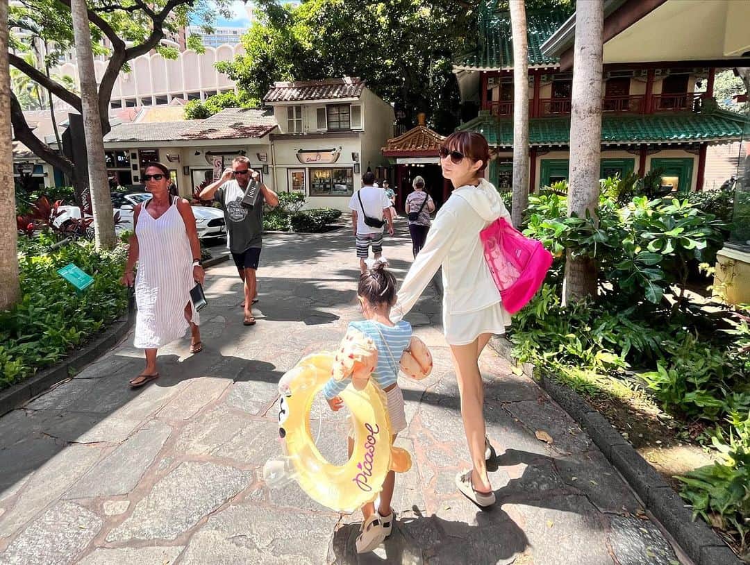 芳賀優里亜のインスタグラム：「毎日プールか海に連れていかれました 🫠🌴👙」