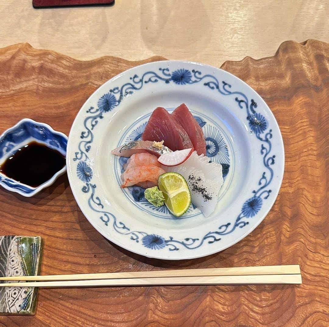 山本瑠香のインスタグラム：「和食🍣🥢🥡  いままで日本酒飲めなかったけど 新潟行ったきっかけで 飲めるようになった🍶🌾 わ〜いうれし〜い！  料理もお酒もおいしかった！✨ . . . #和食 #割烹 #割烹料理 #日本食 #日本酒」