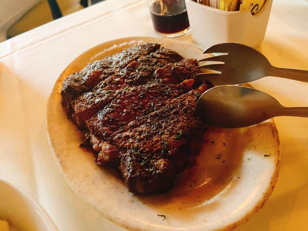 芳賀優里亜のインスタグラム：「今回もRuth’s Chris Steak House とよくいく鉄板🍽️  鉄板は娘が喜ぶので2回行った😂」