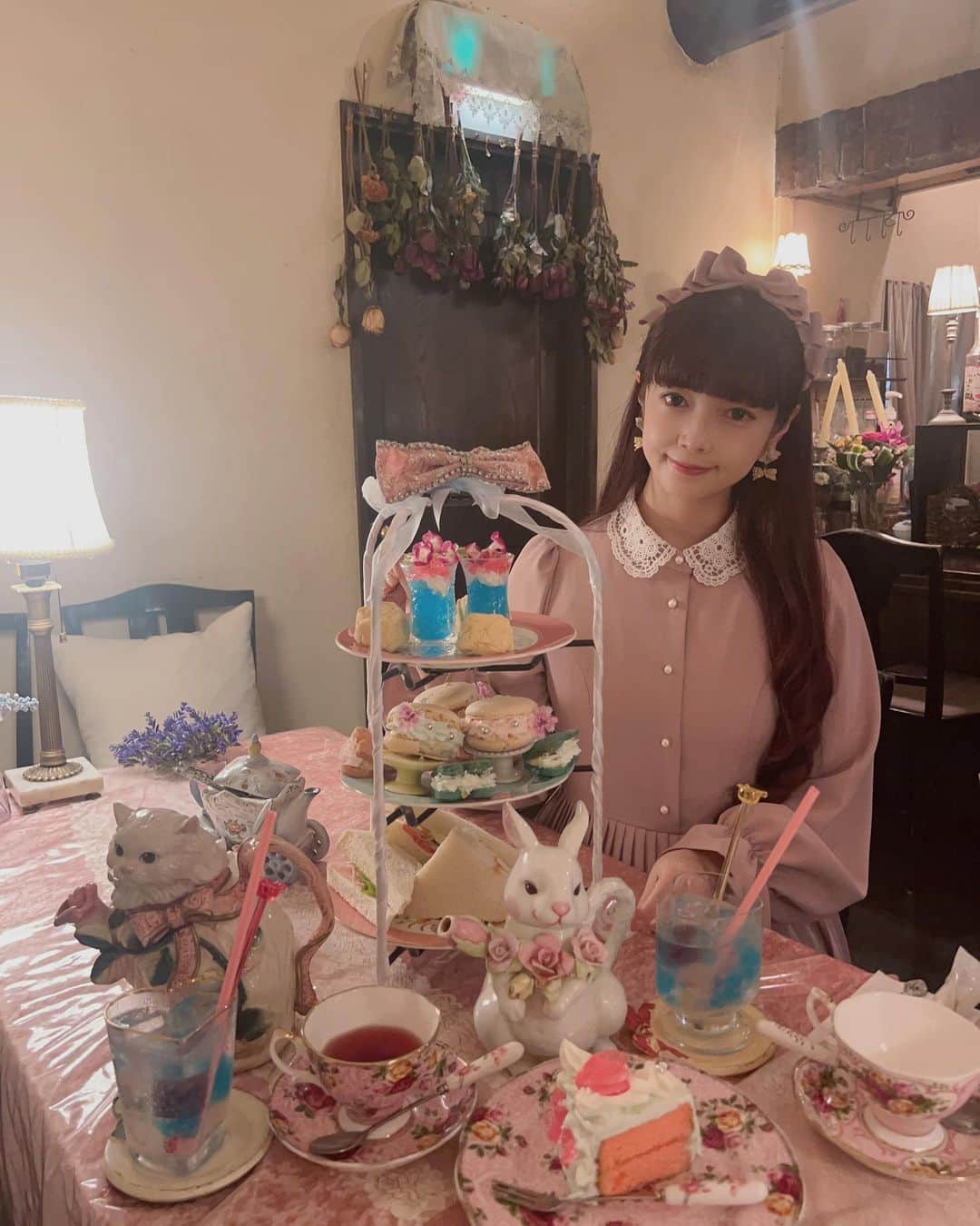 青木美沙子さんのインスタグラム写真 - (青木美沙子Instagram)「アコリットさんでお茶会したょ🌹 食器類も毎回可愛くて幸せな気持ちになります💕 アフタヌーンティーも相変わらず、可愛かったっ🫖  お洋服は、しまむらさんコラボ🎀  #アコリット　さん #アフタヌーンティー」9月4日 15時50分 - misakoaoki