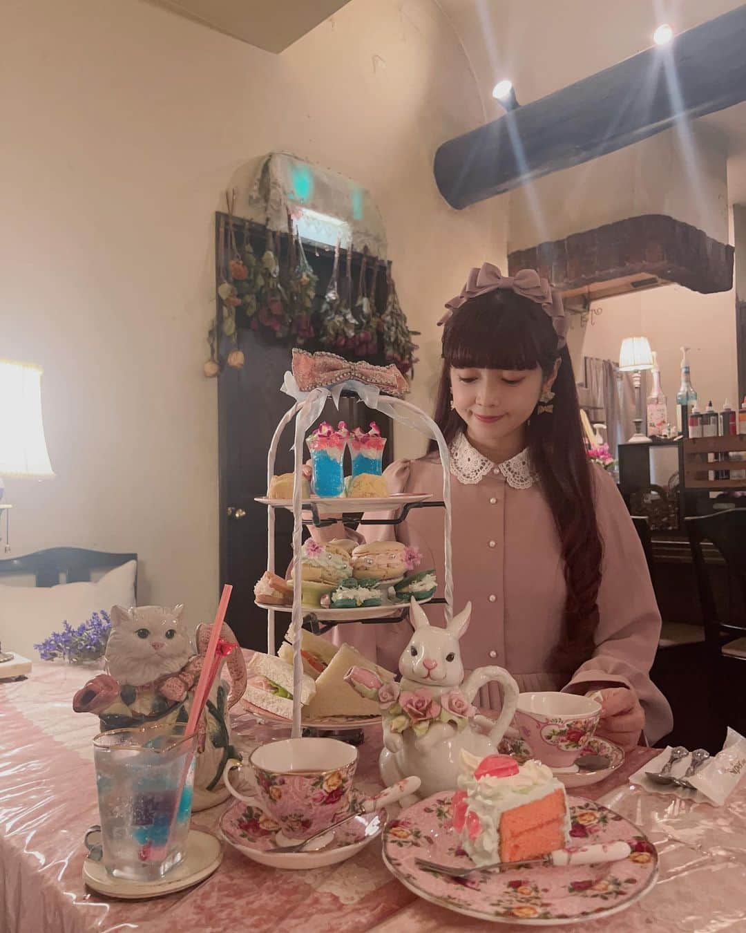 青木美沙子さんのインスタグラム写真 - (青木美沙子Instagram)「アコリットさんでお茶会したょ🌹 食器類も毎回可愛くて幸せな気持ちになります💕 アフタヌーンティーも相変わらず、可愛かったっ🫖  お洋服は、しまむらさんコラボ🎀  #アコリット　さん #アフタヌーンティー」9月4日 15時50分 - misakoaoki