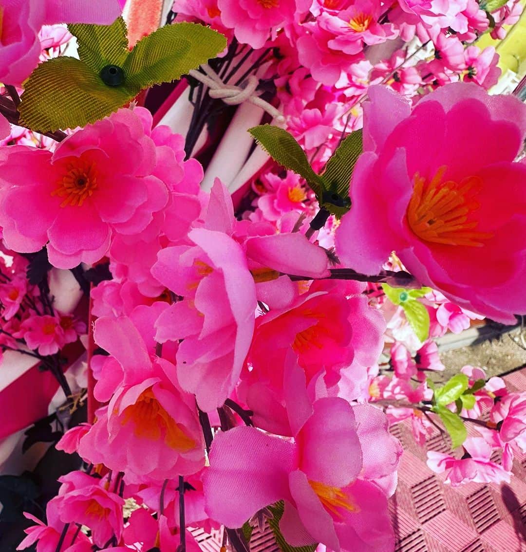 蜷川実花さんのインスタグラム写真 - (蜷川実花Instagram)「パリのチュイルリー公園に夏の間だけ出来る移動遊園地🎡 レトロな感じがたまらなく可愛い。 キャンディ🍭の色味もなんだかオシャレねぇ。」9月4日 15時44分 - ninagawamika