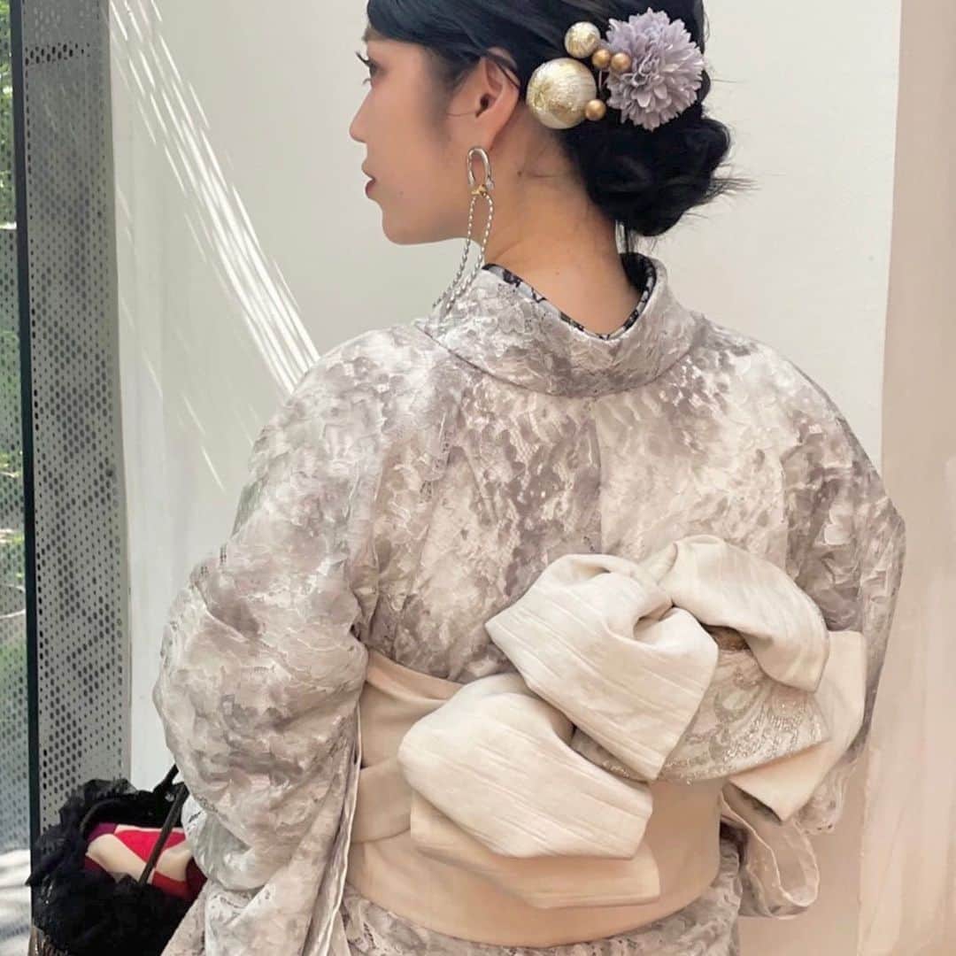 のインスタグラム：「浴衣レンタル3300円！♡！ 店内全浴衣が対象です🫶🏻 選び放題🌼🌼 . 今期の新作たくさん入荷いたしました＊  . . ご来店心よりお待ちしております✳︎ . . .  当面のあいだ、下記のとおり営業時間を変更いたします。  【営業時間　9:00〜19:00 ※最終返却時間18:30】  ※営業時間変更のため、翌日返却は無料にて対応いたします。  また、予約の有無により、営業終了時間が早まる場合があります。ご了承ください。  . . . . 祇園 八阪神社 高台寺 安井神社【安井金毘羅宮】清水寺 八坂の塔等観光地へのアクセス抜群！ . 📞075-531-5525 . .  #着物レンタル  #レンタル着物  #くるん  #京都観光  #京都着物レンタル  #夏祭り #花火大会 #浴衣 #浴衣レンタル #浴衣ヘアアレンジ」