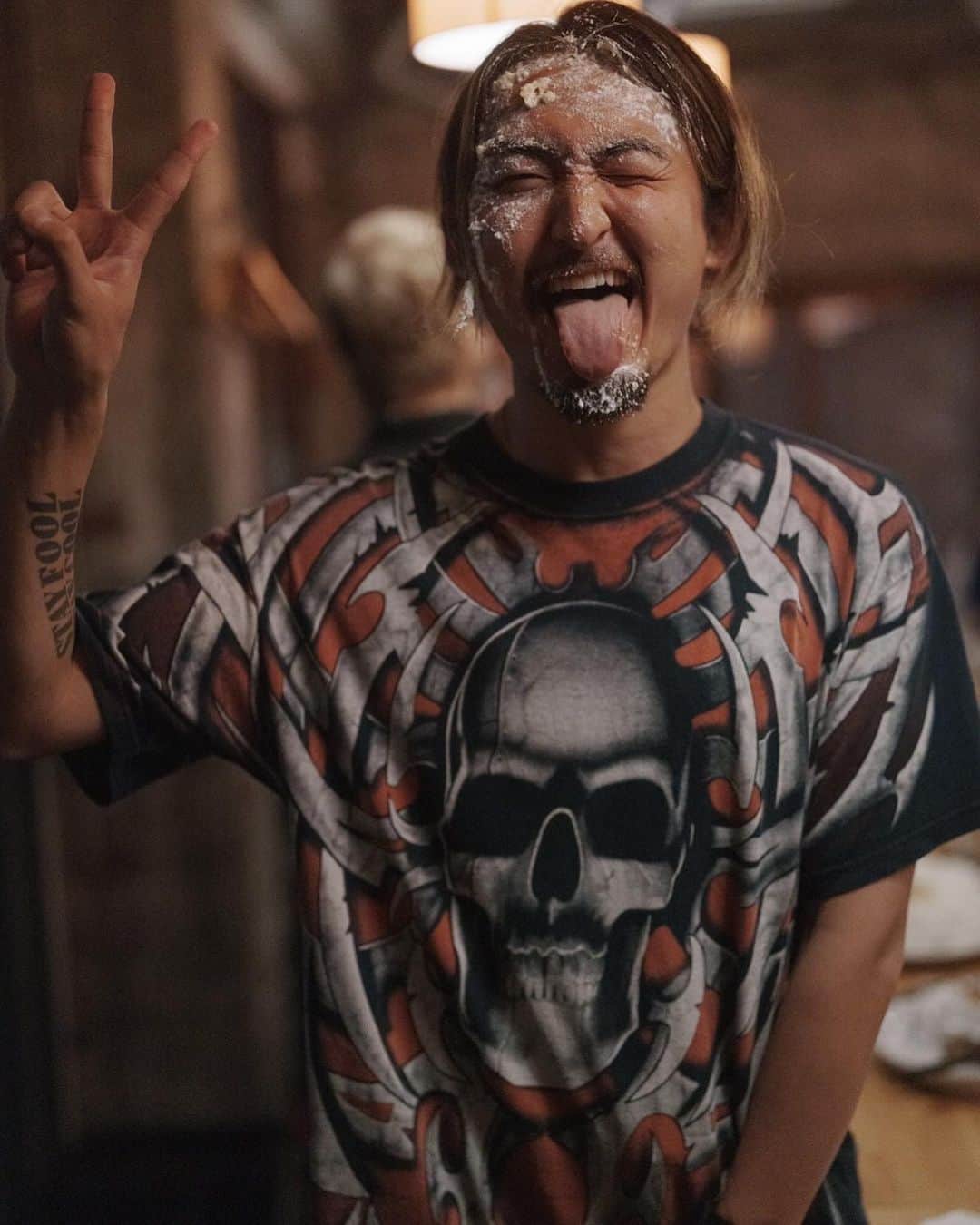 のインスタグラム：「今年もUVERworldの信人兄さんと一緒に...🎂笑 写真はELLEGARDENのベーシスト・写真家の高田メタルさんに撮っていただきました📸嬉しすぎる！ @takadametal  2人ともほんとに優しい先輩方です☺️ @uverworld_official @ellegarden_official」